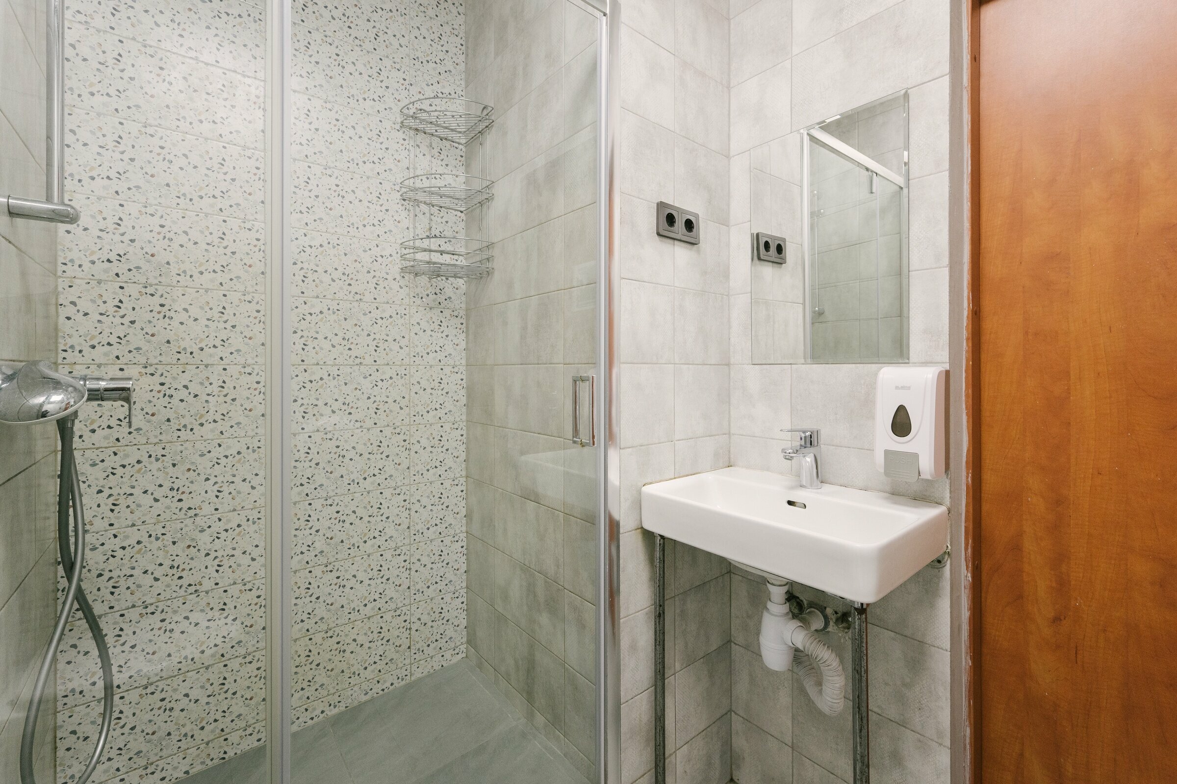 Общий номер для мужчин и женщин с 8 кроватями