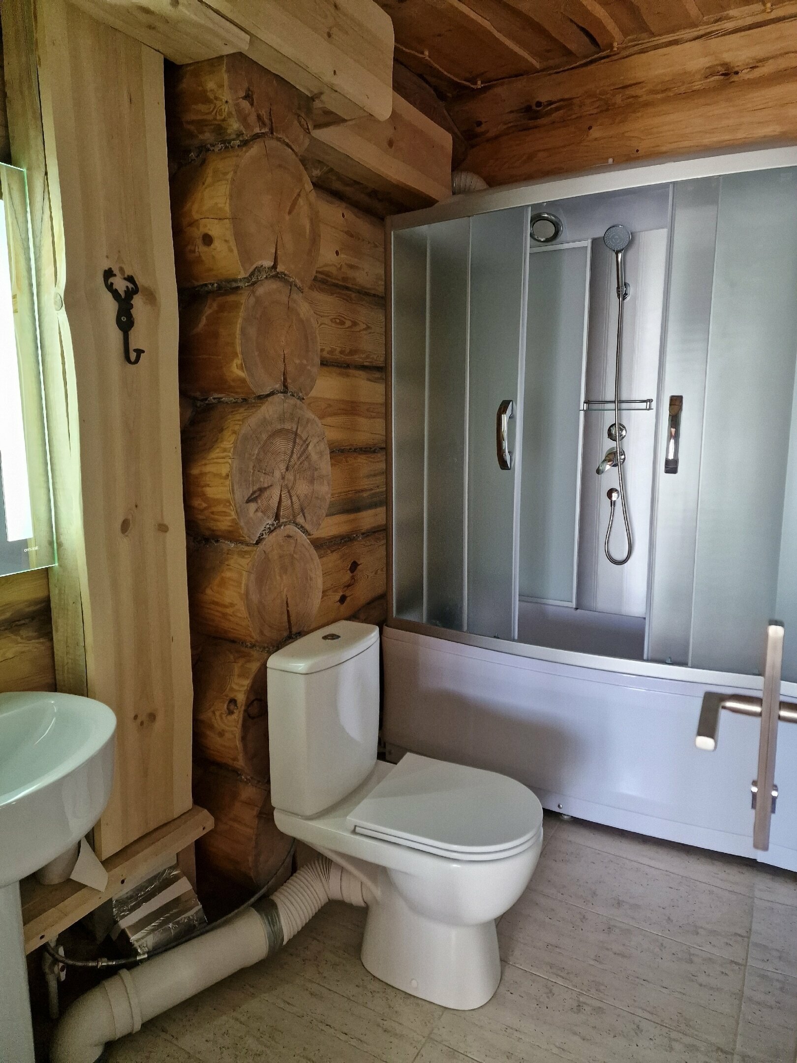 Трехместный номер с видом на озеро