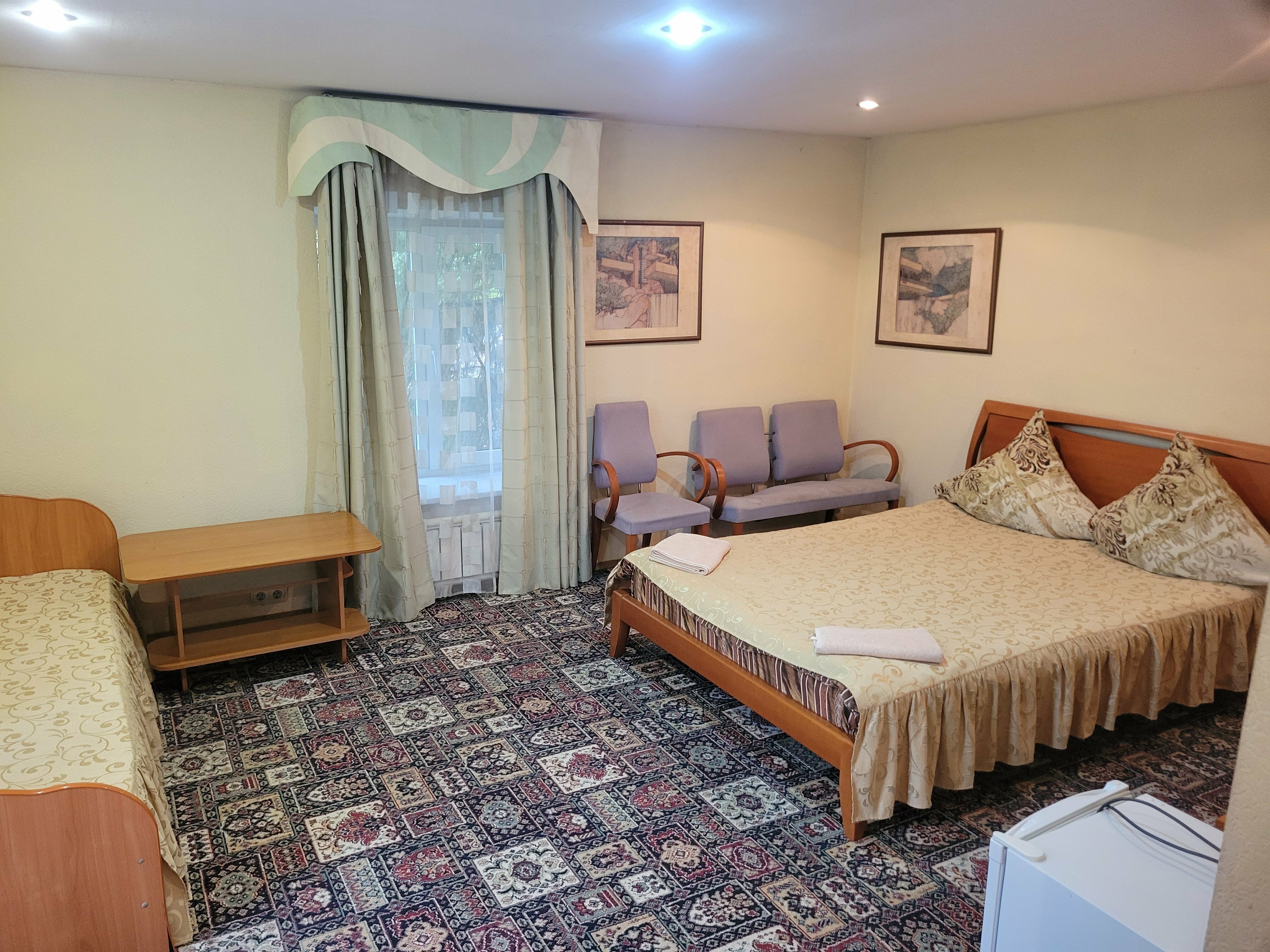 Двухместный номер с двуспальной кроватью и дополнительной кроватью