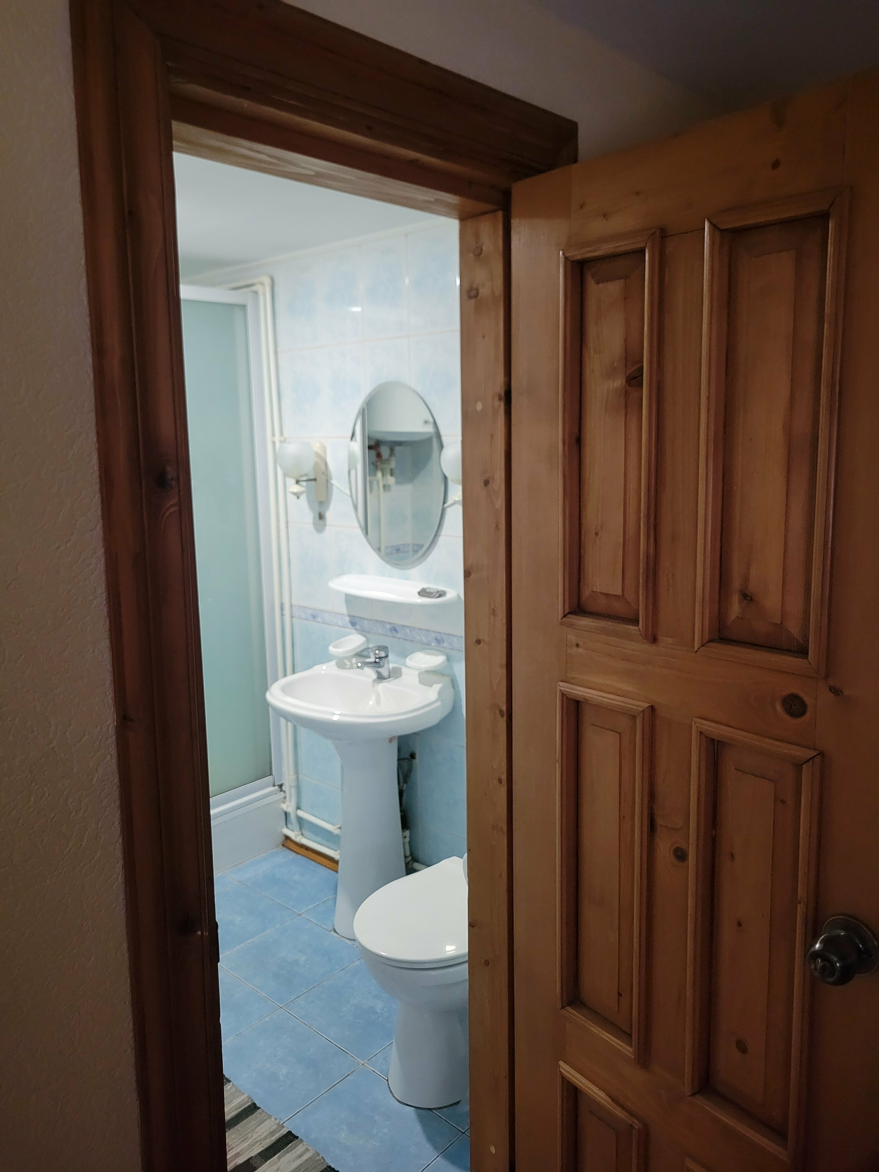 Двухместный номер с двуспальной кроватью и дополнительной кроватью