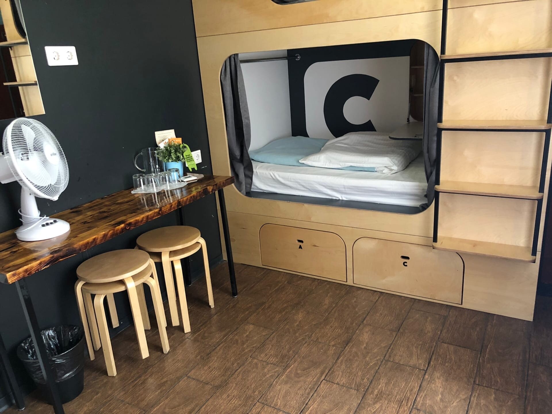 Кровать в общем 4-местном номере для мужчин и женщин