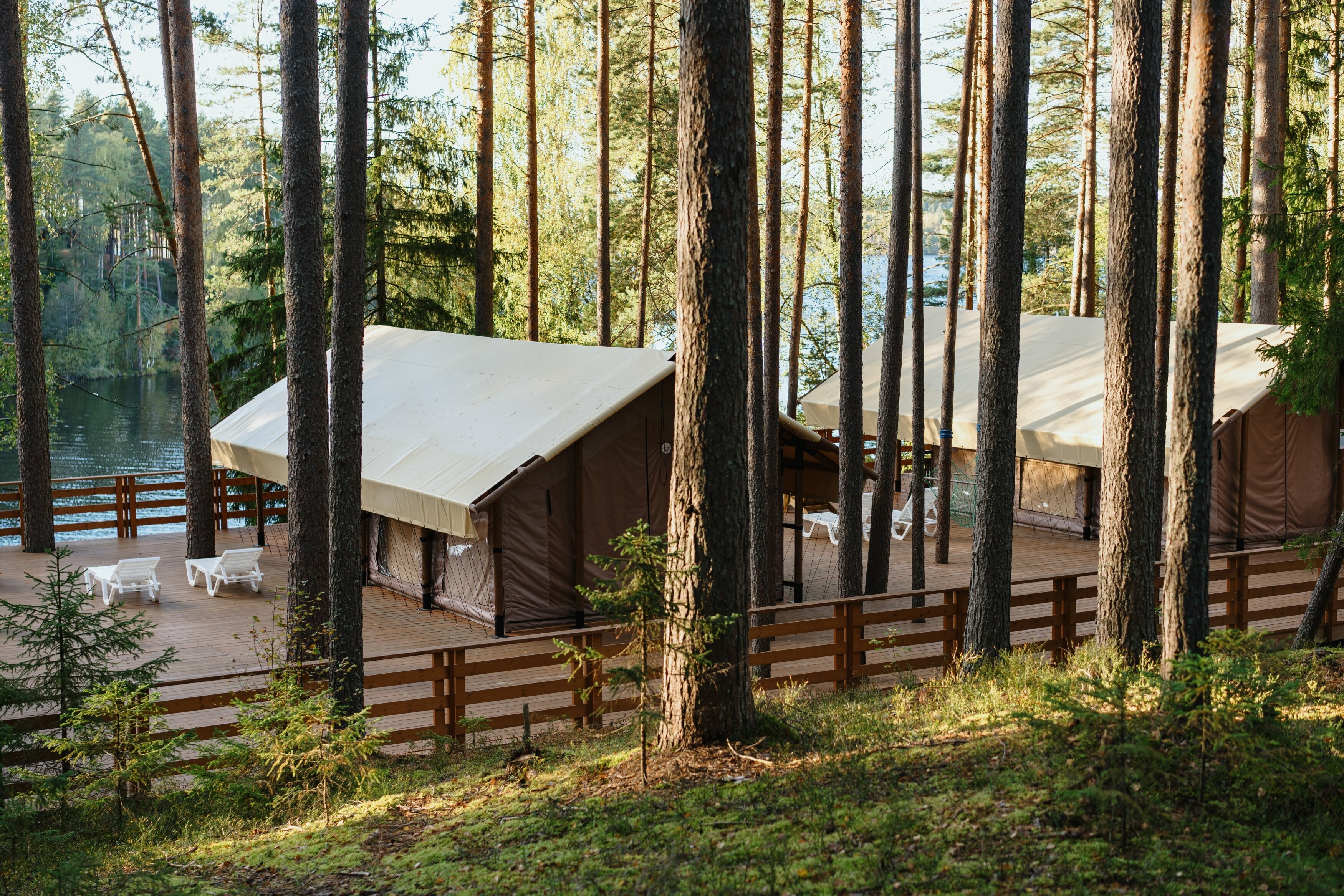 Лодж на холме с видом на озеро