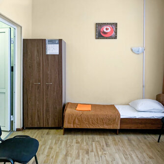 Трехместный номер эконом-класса с общей ванной комнатой