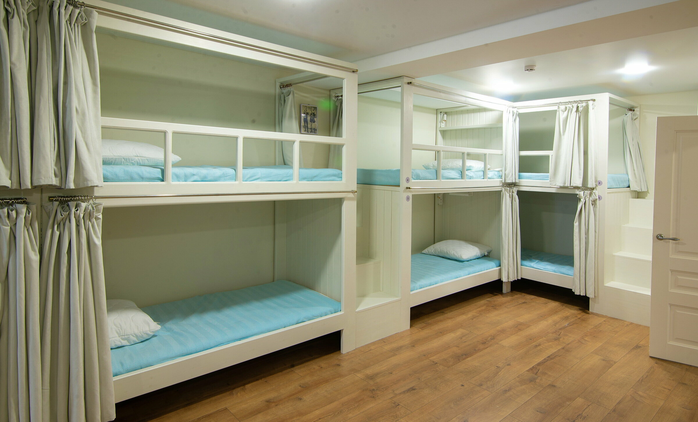 Спальное место на двухъярусной кровати в общем номере для мужчин