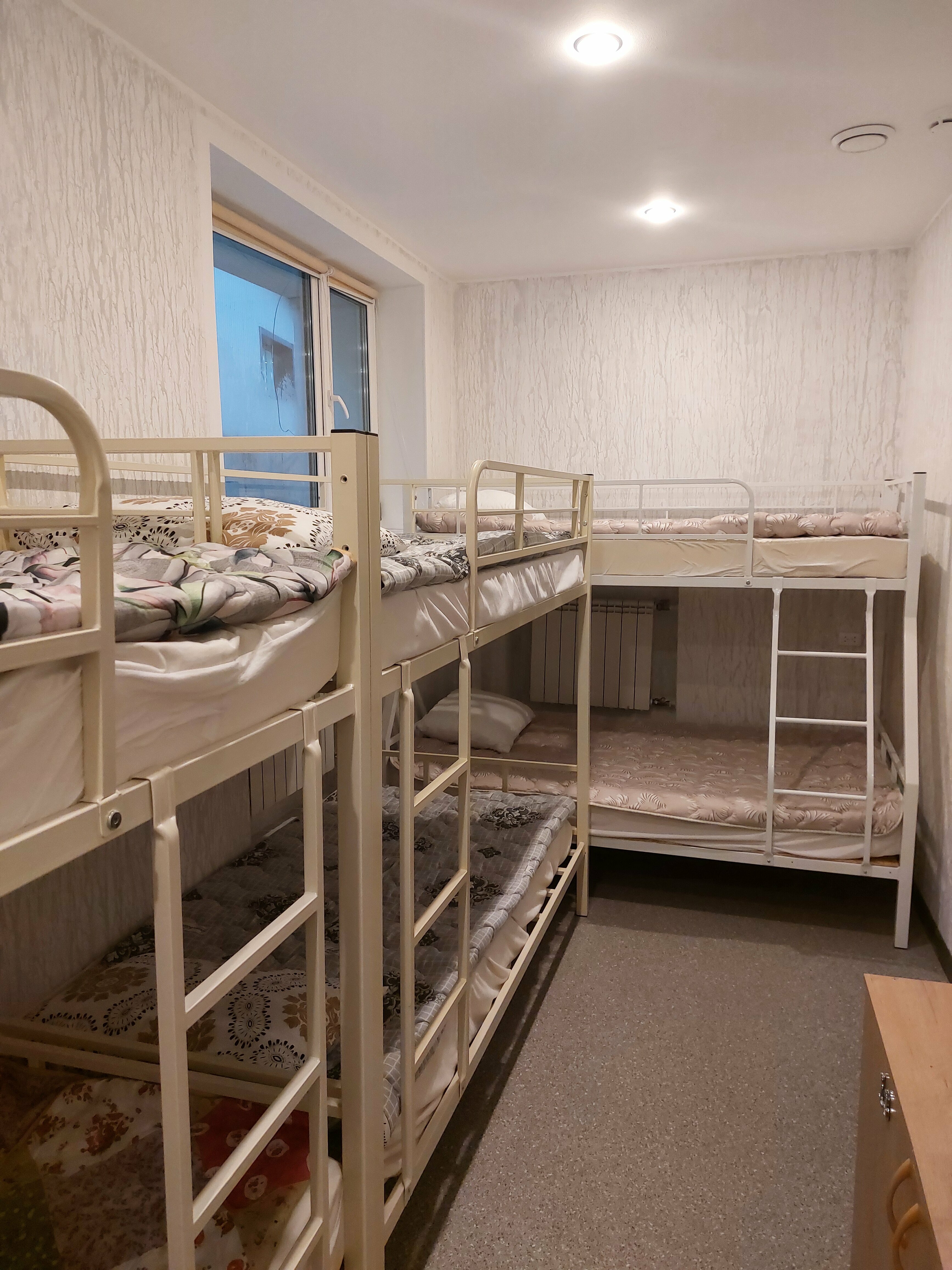 Кровать в общем 6-местном номере для женщин