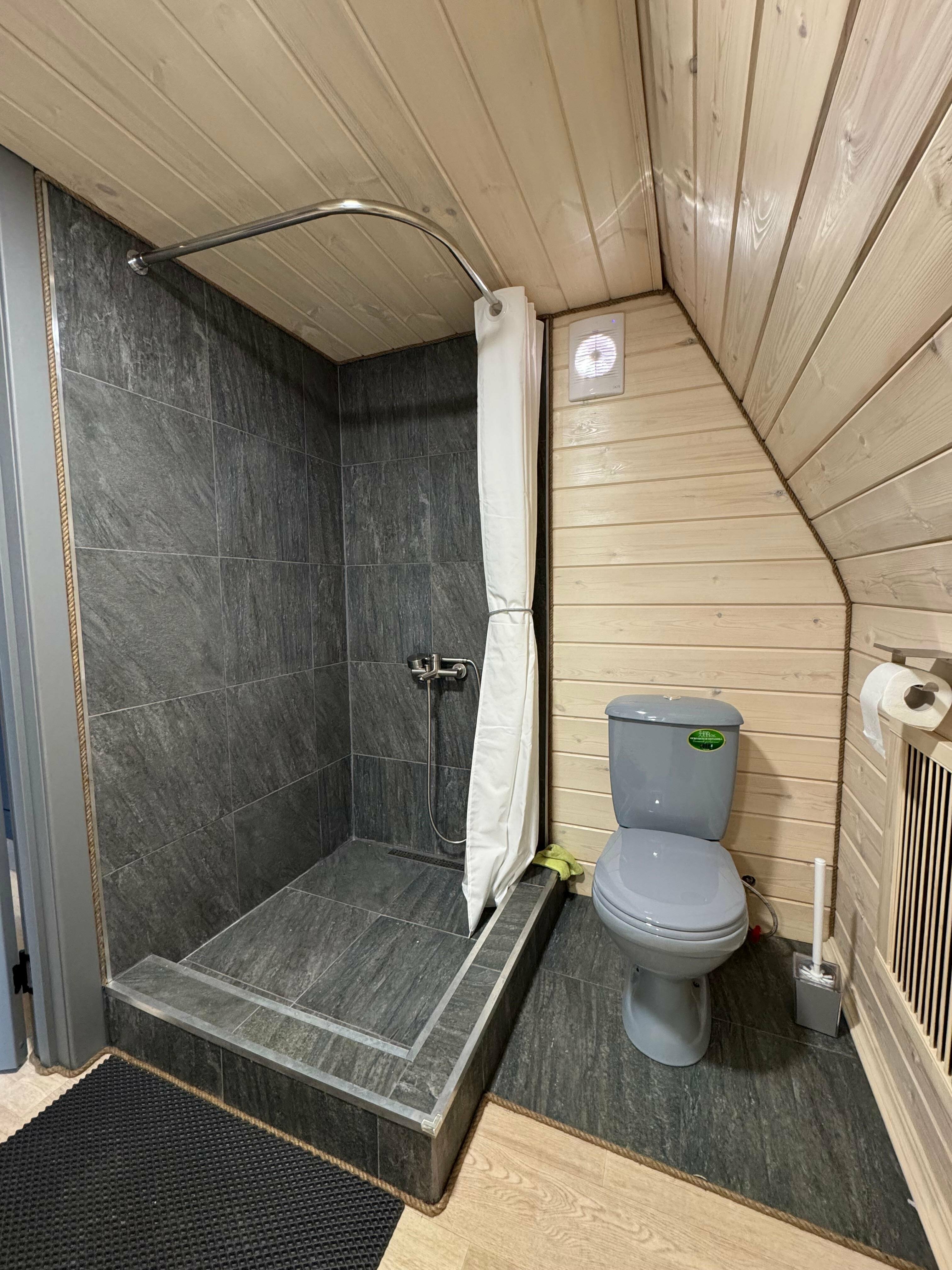 Дом на берегу реки с собственным причалом и бесплатной рыбалкой