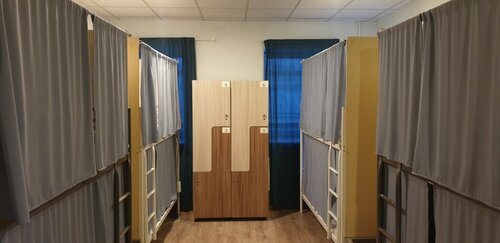 Кровать в восьмиместном номере в Маэстро