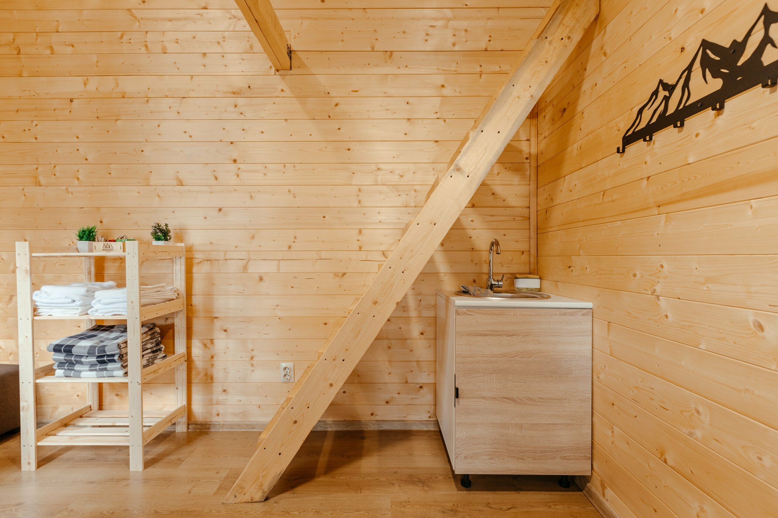 Домик 4 (четырехместный номер с видом на озеро)