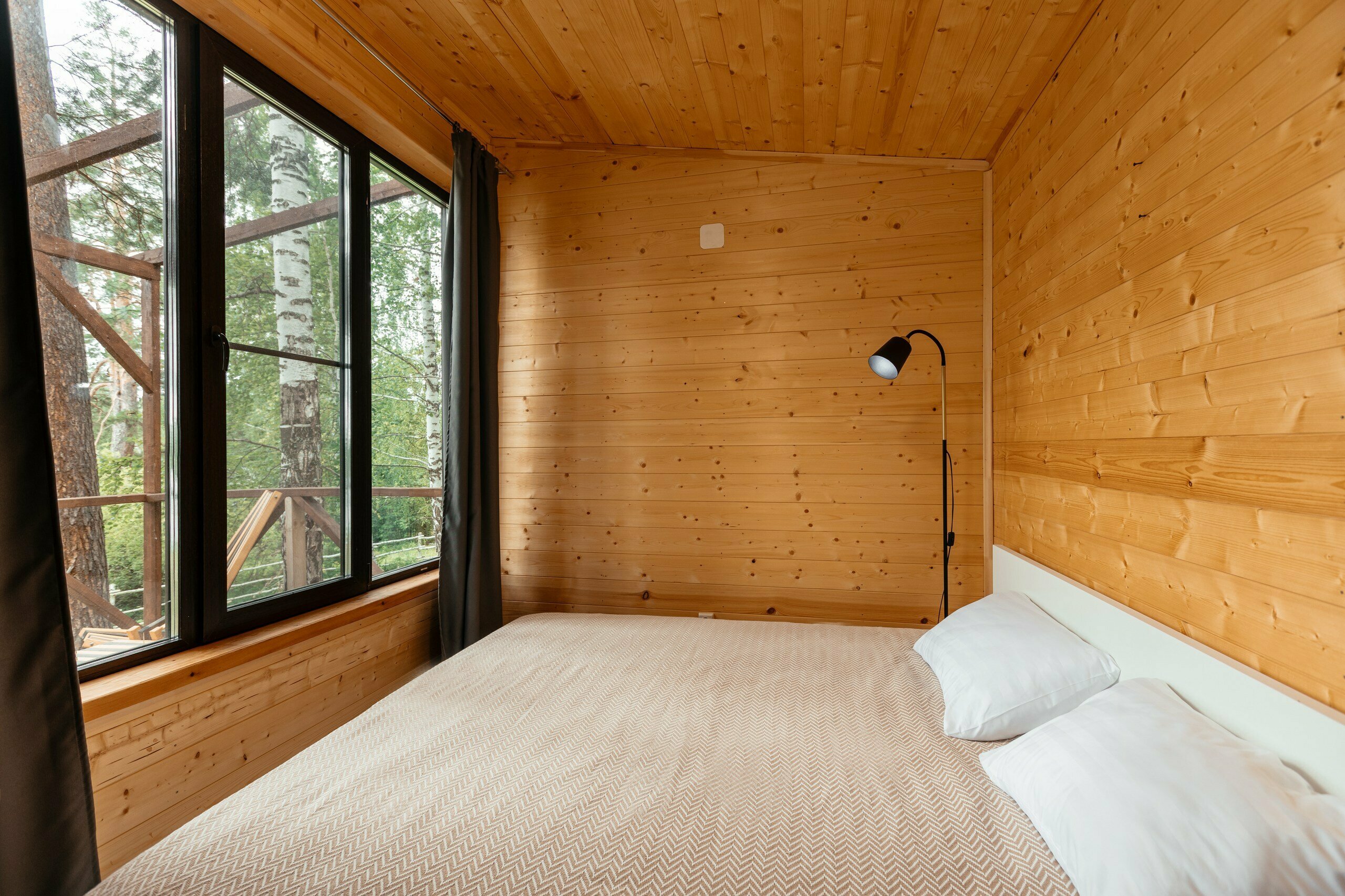 Домик 2 (двухместный номер с 1 кроватью с видом на лес)