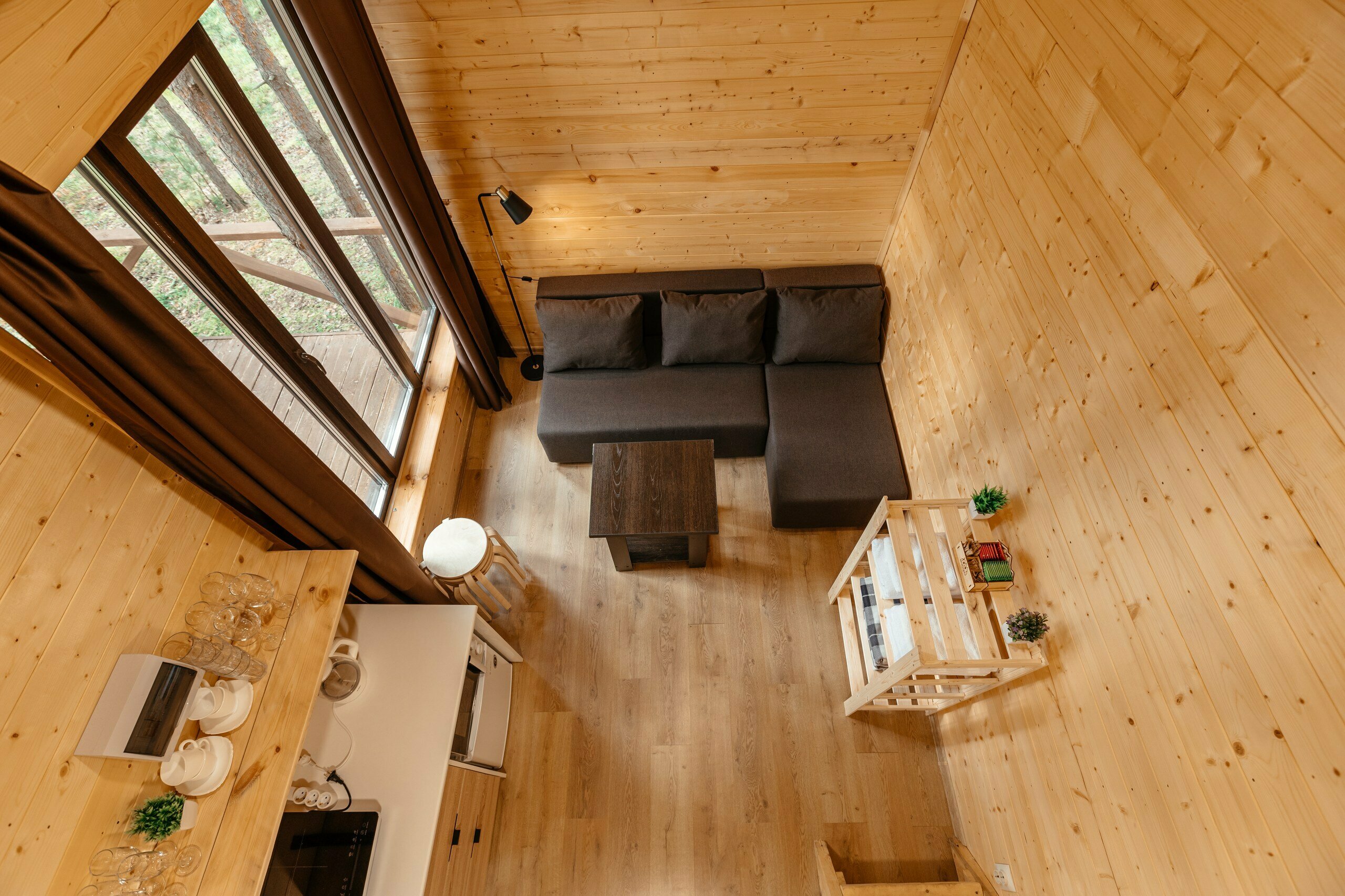 Домик 5 (четырехместный номер с видом на озеро)