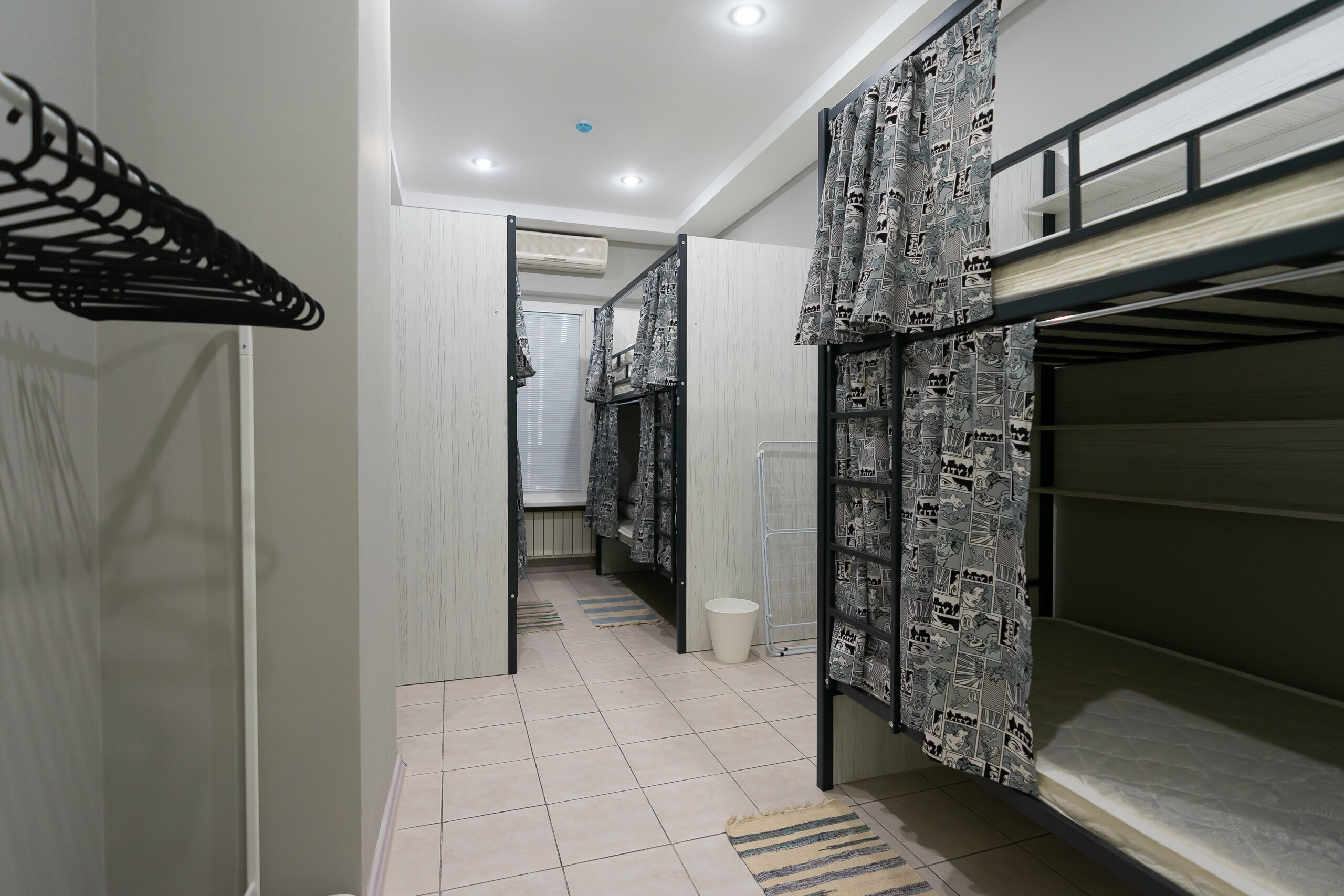 Кровать в общем 6-местном номере для мужчин и женщин