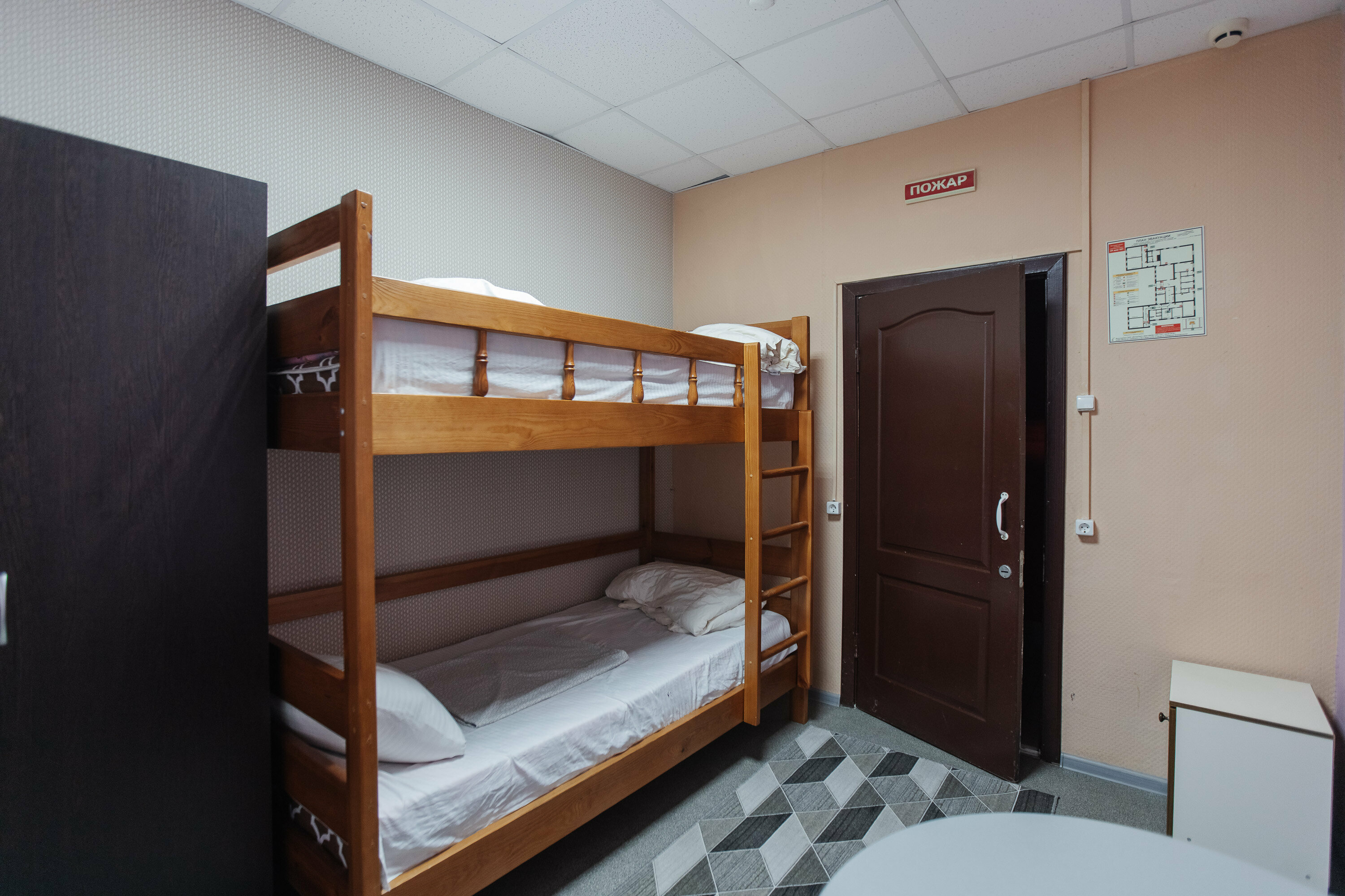 Спальное место на двухъярусной кровати в общем номере для женщин