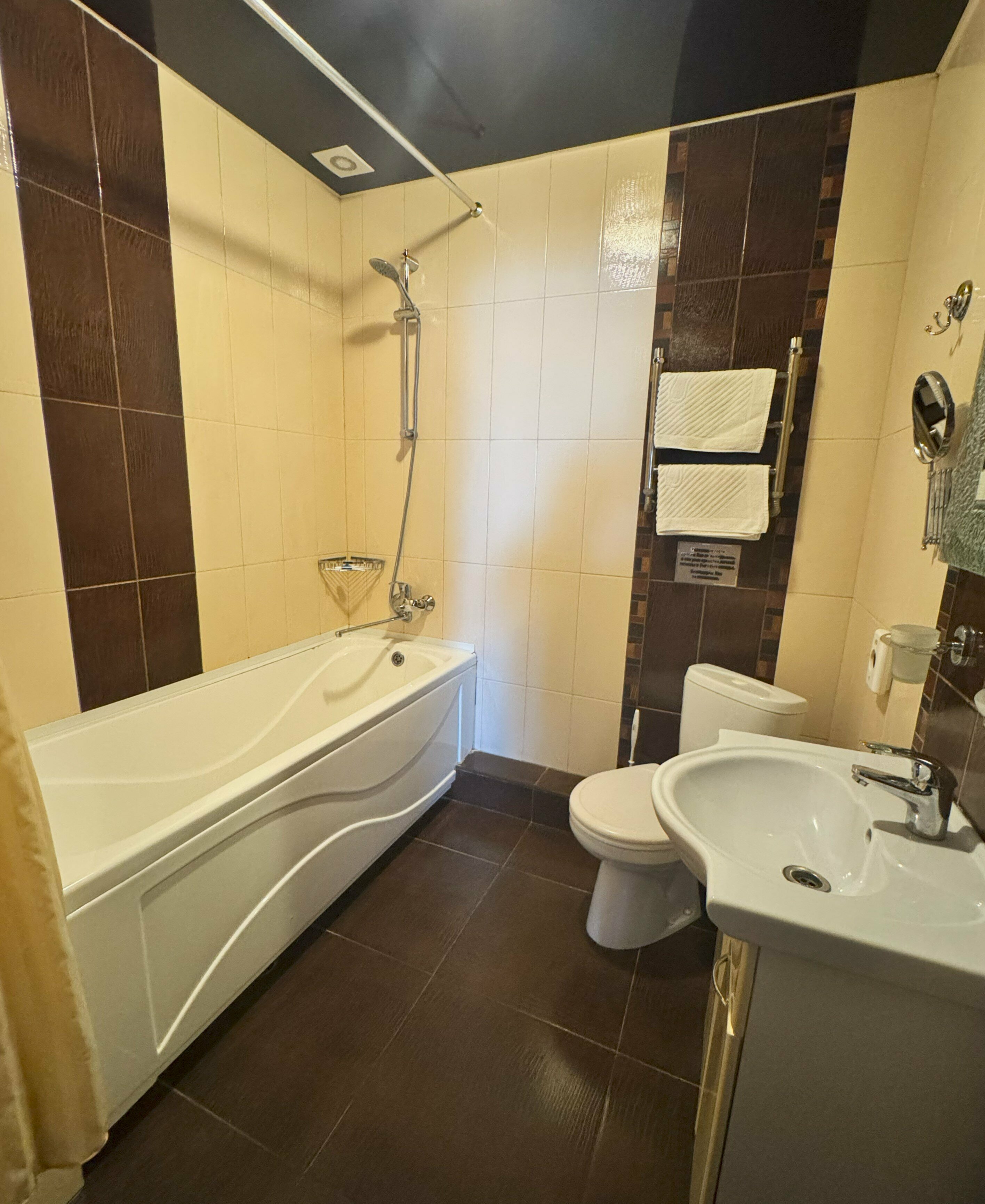 Трехкомнатный апартамент с кухней (мансардный 4 этаж)