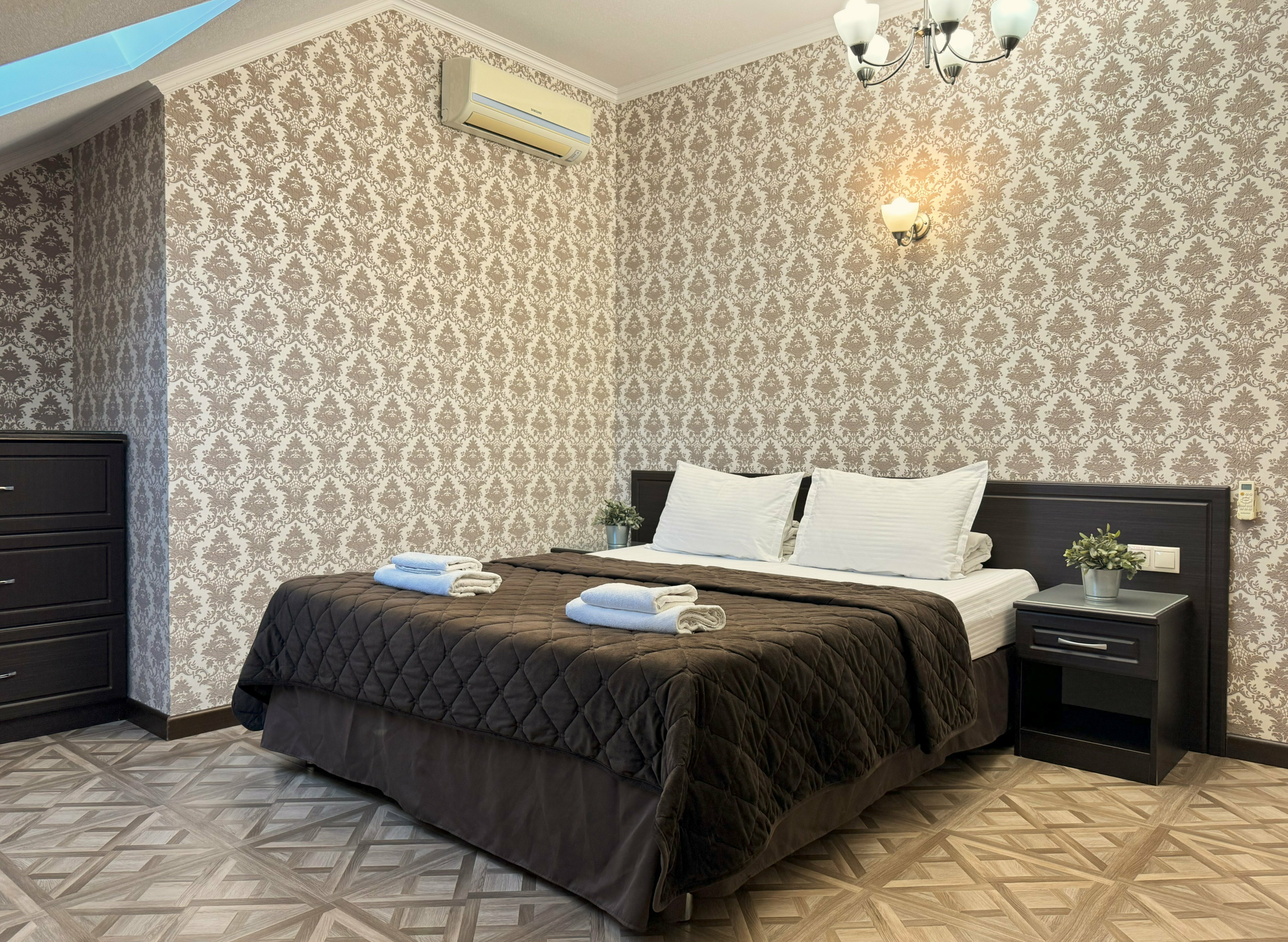 Трехкомнатный апартамент с кухней (мансардный 4 этаж)