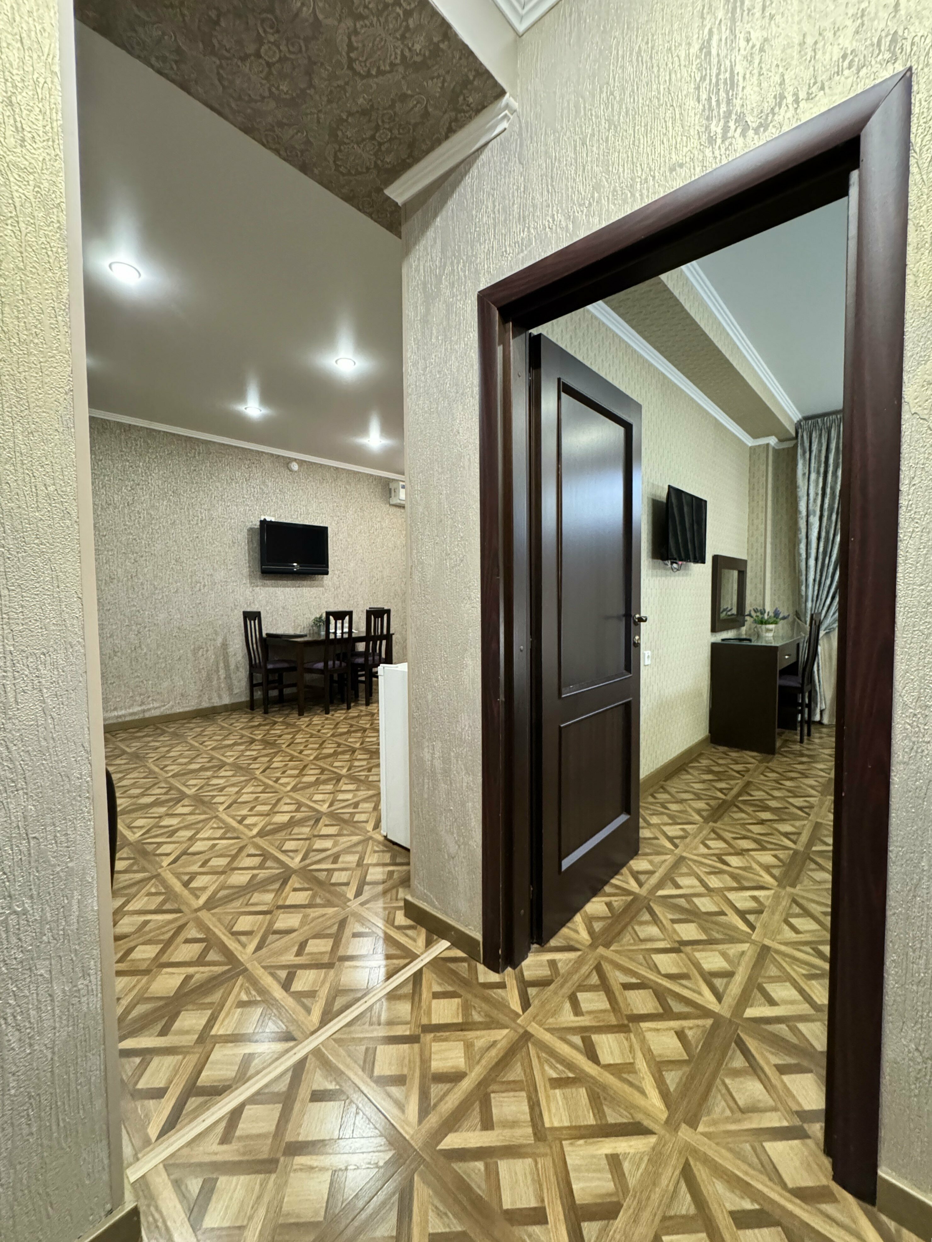 Двухкомнатный семейный номер deluxe (цокольный этаж)