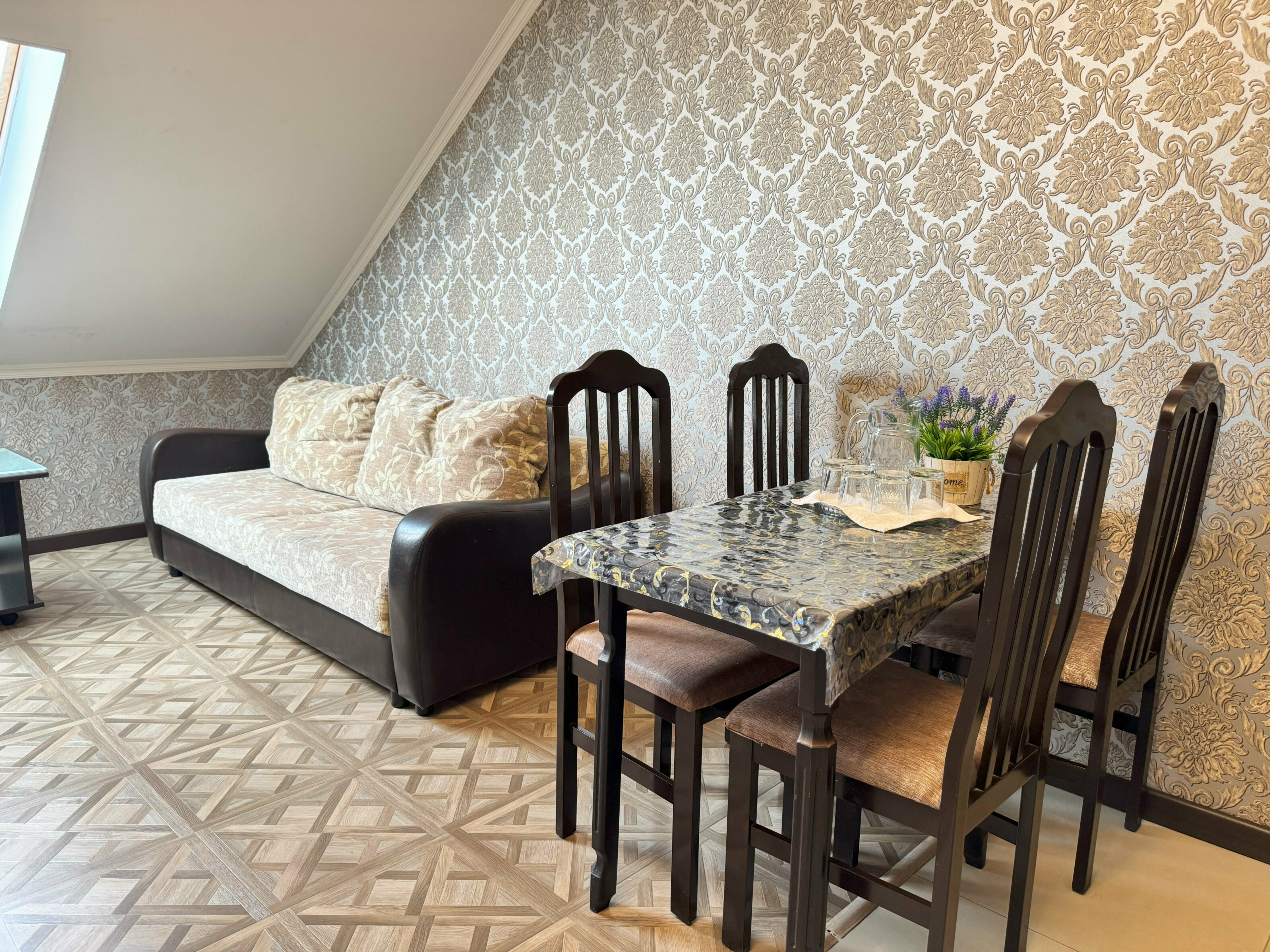 Двухкомнатные апартаменты с кухней (мансардный 4 этаж)