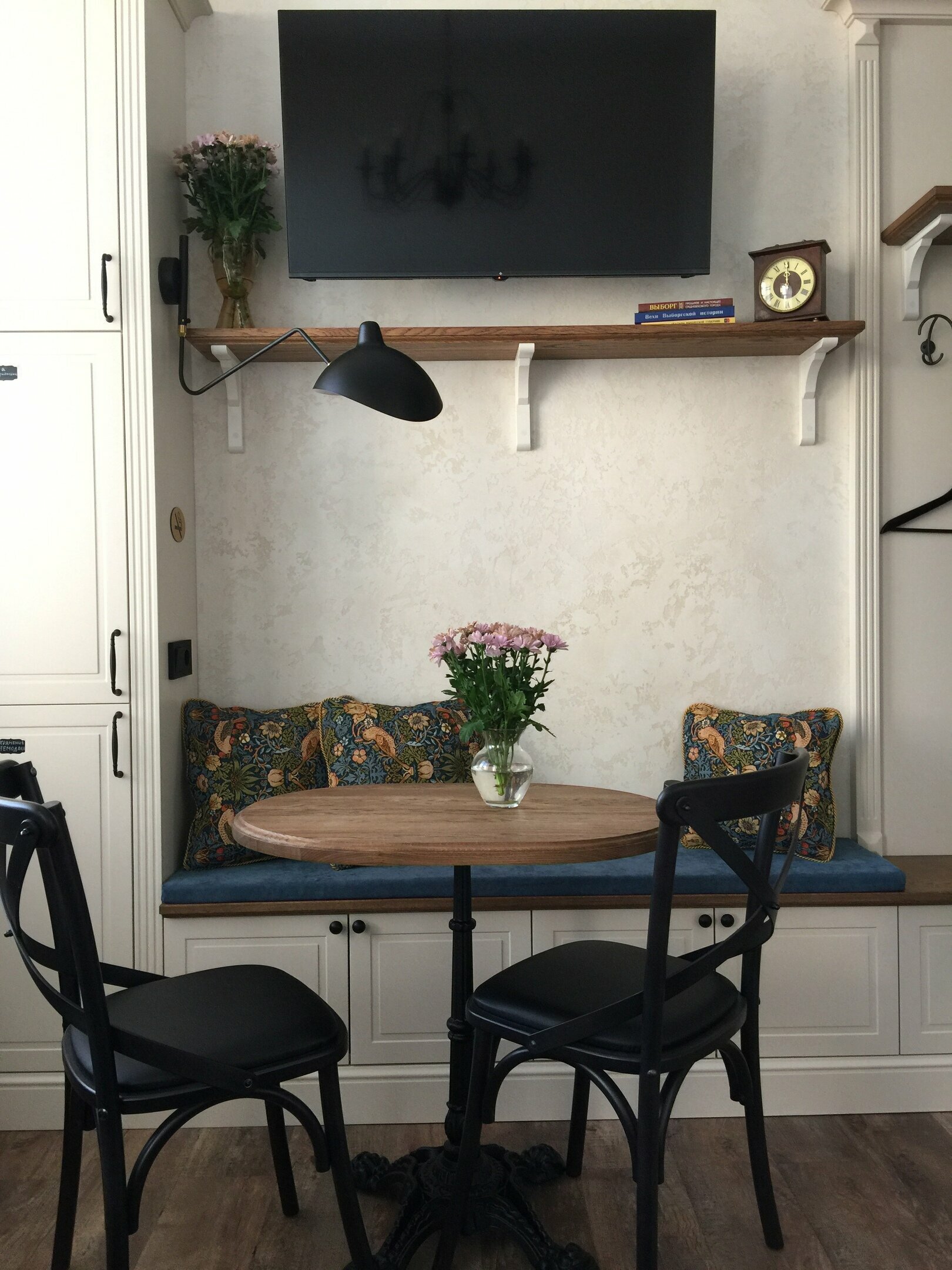 Двухместный номер с двуспальной кроватью и дополнительной кроватью