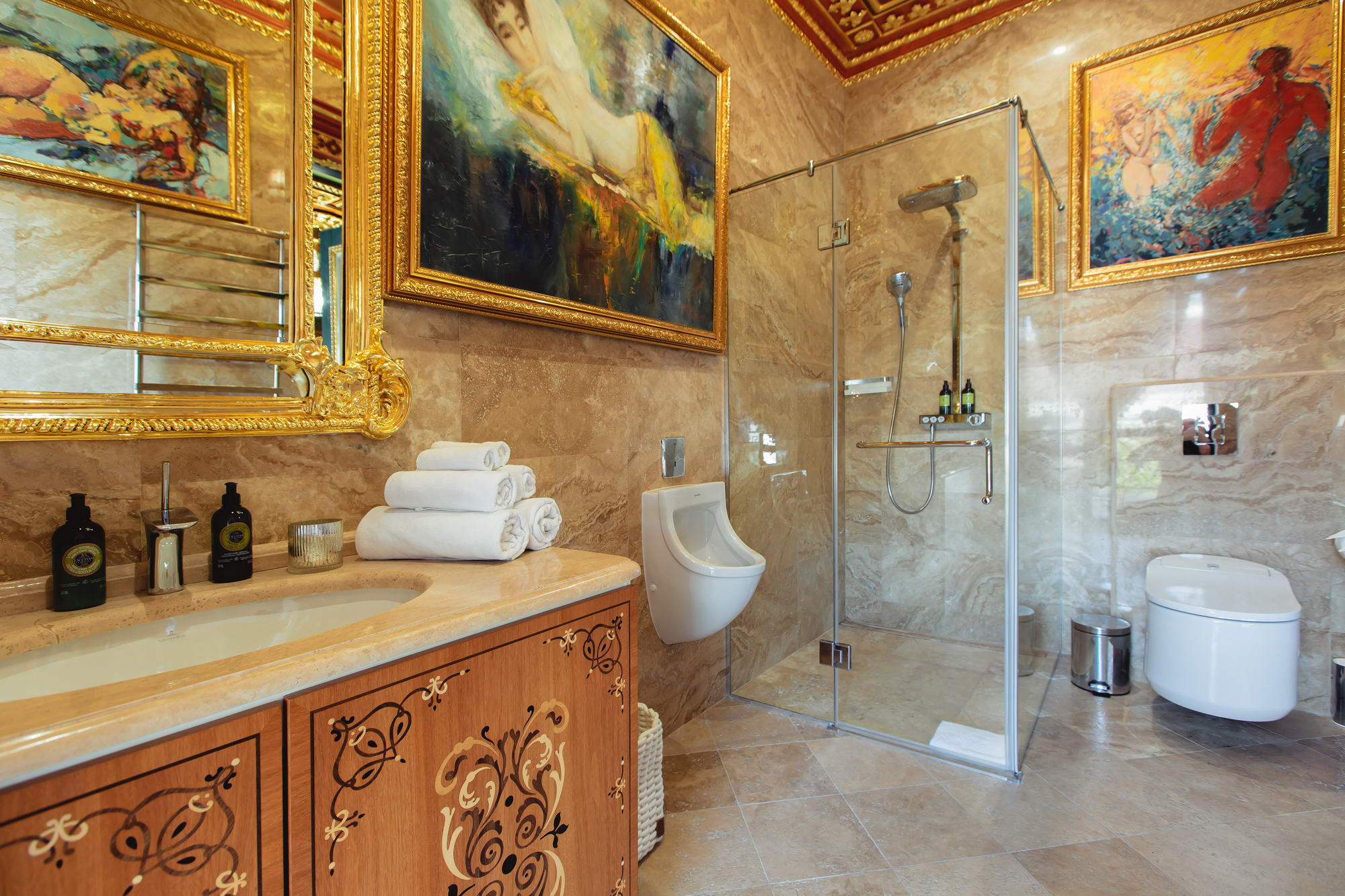 Люкс с кроватью размера «king-size» и балконом