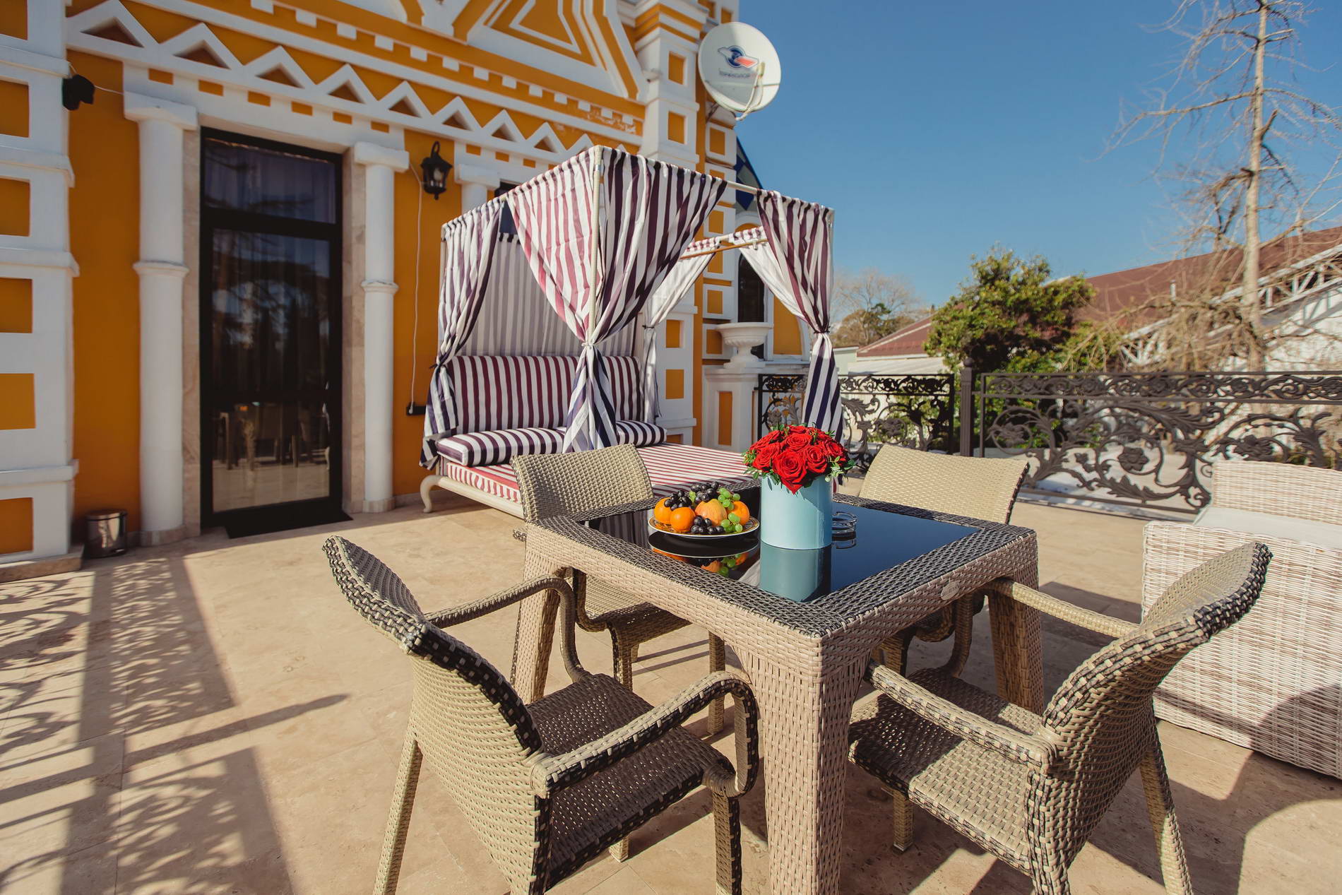 Люкс с кроватью размера «king-size» и видом на море