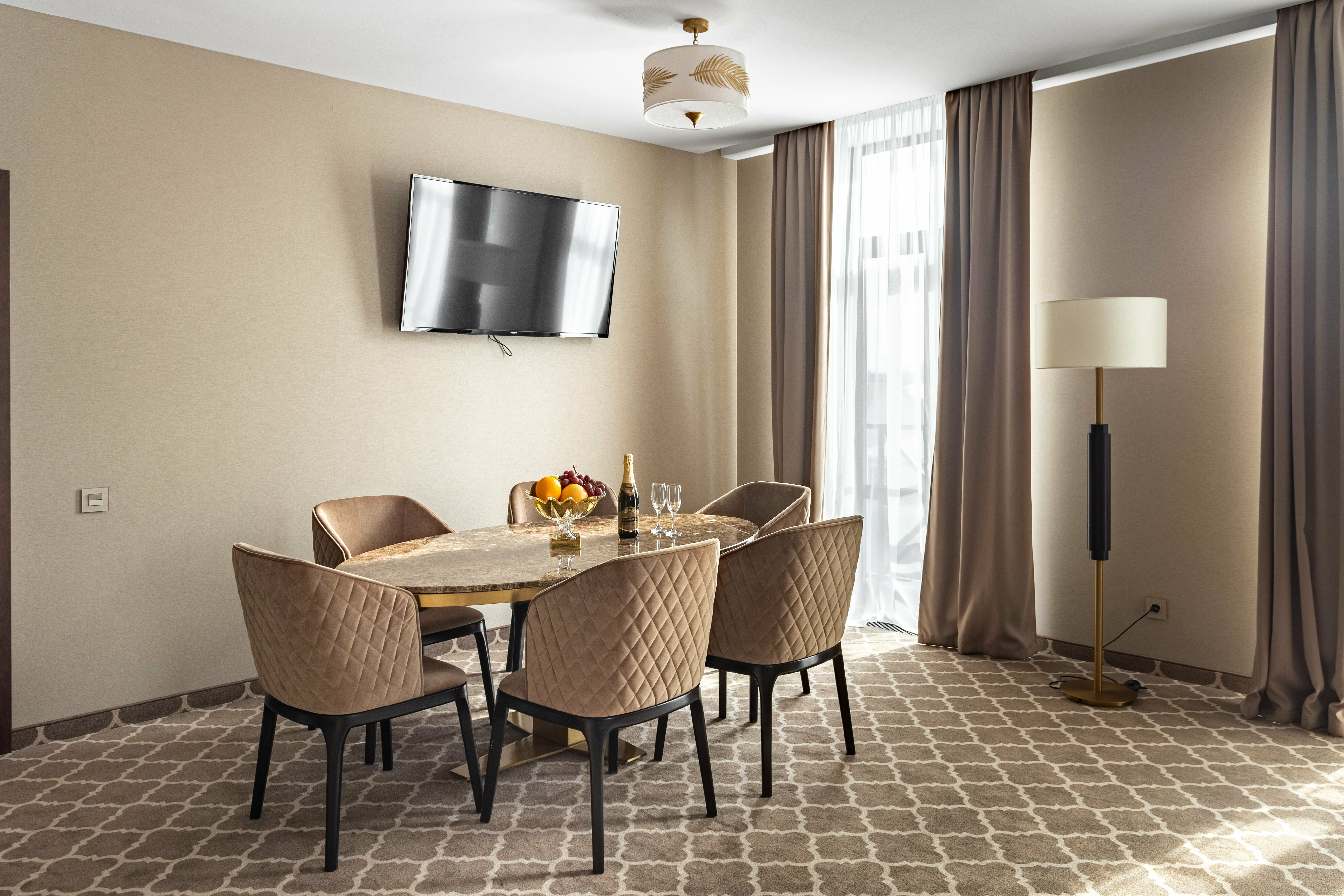 Люкс с кроватью размера «king-size» и балконом