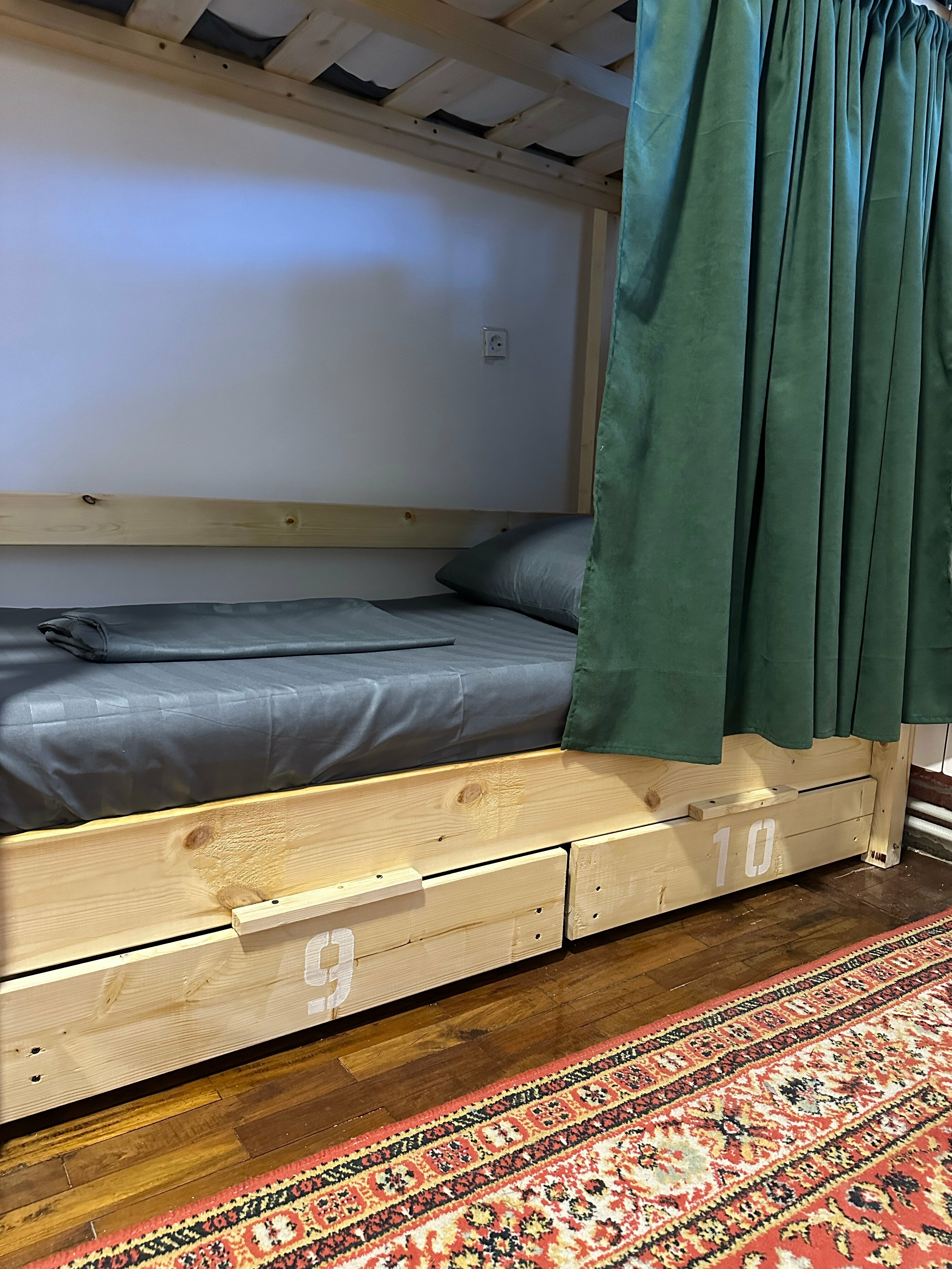 Кровать в общем номере для мужчин с 4 кроватями