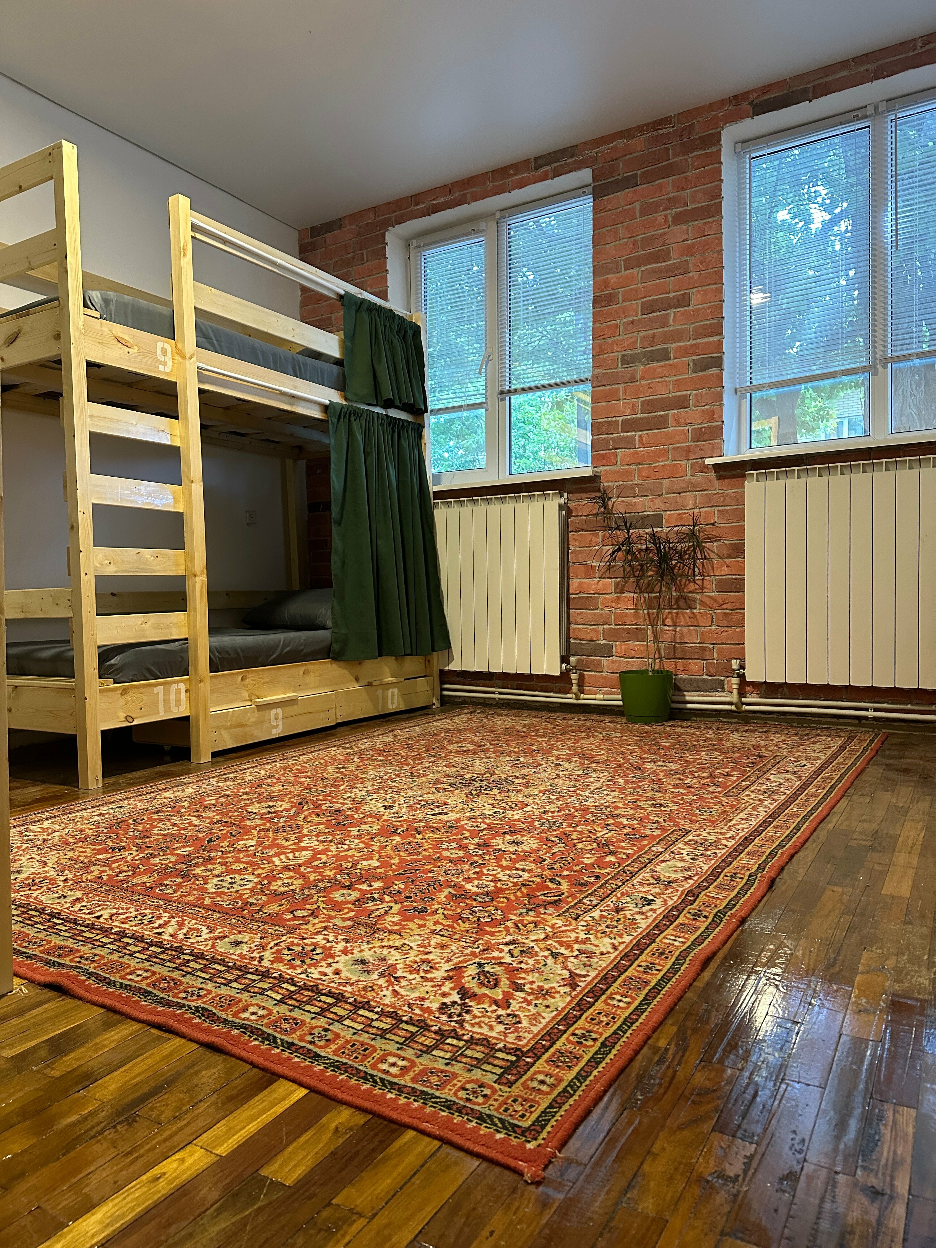 Кровать в общем номере для мужчин с 4 кроватями