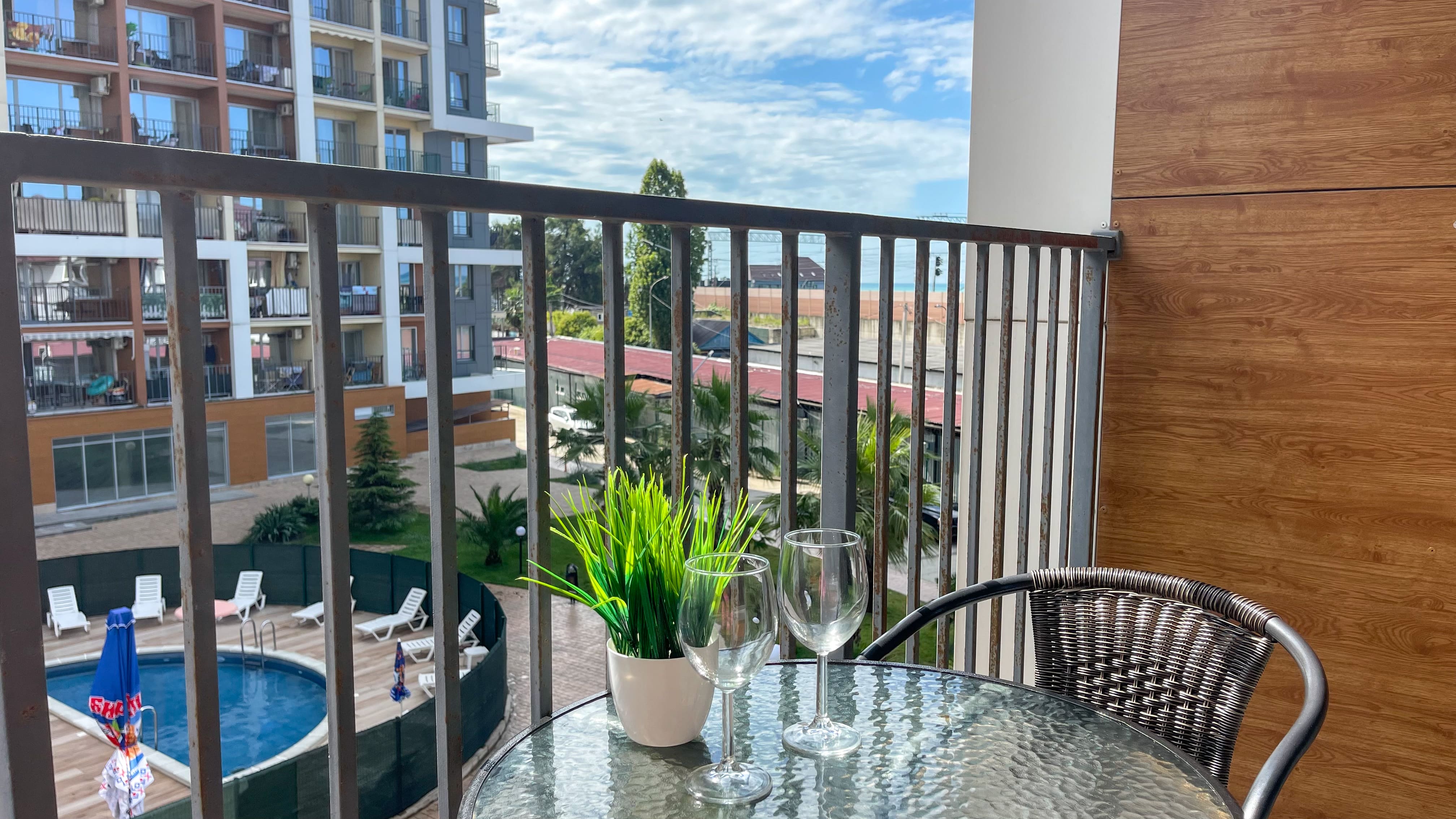 Апартаменты с видом на бассейн