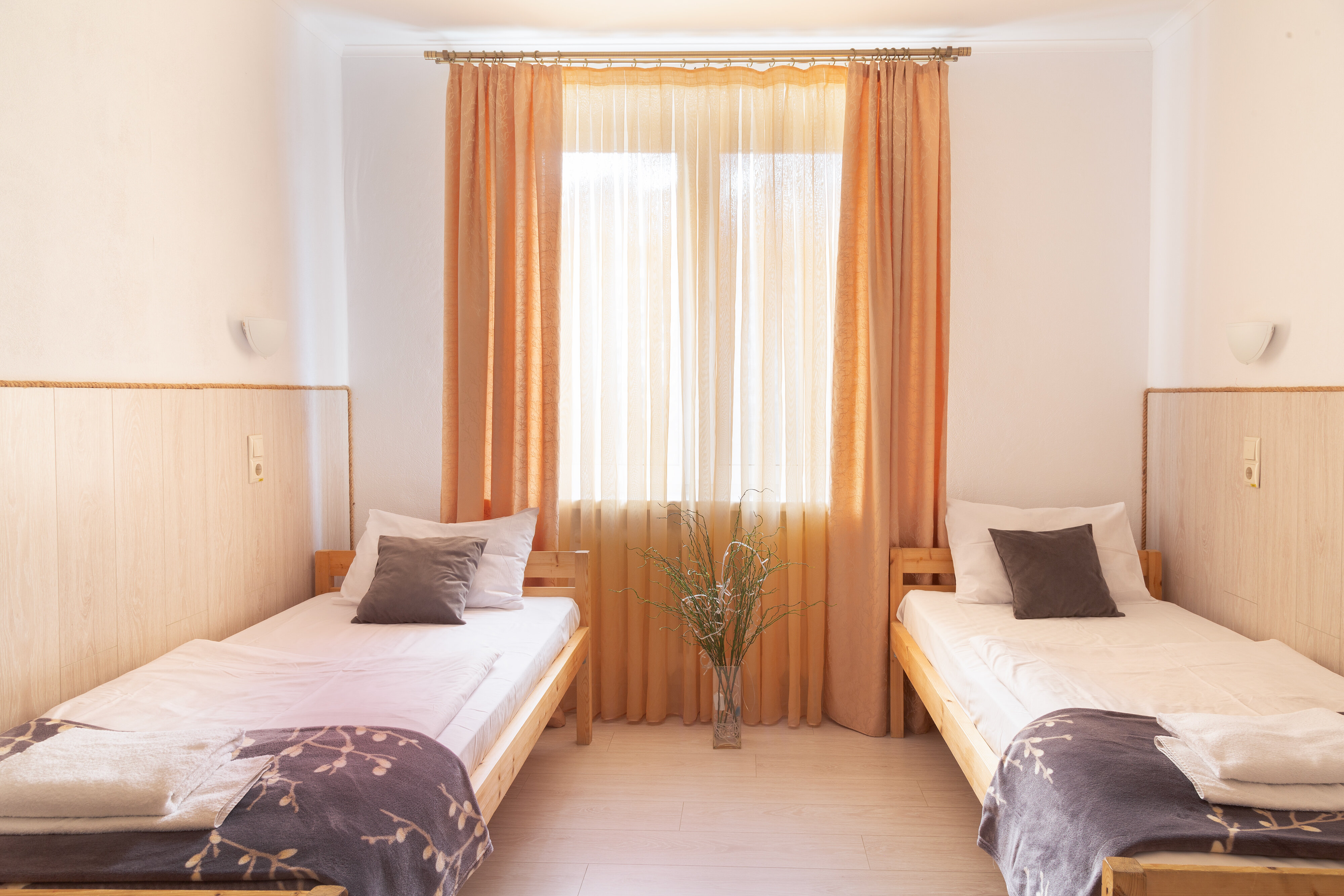 Двухместный номер с 2 отдельными кроватями и общей ванной комнатой