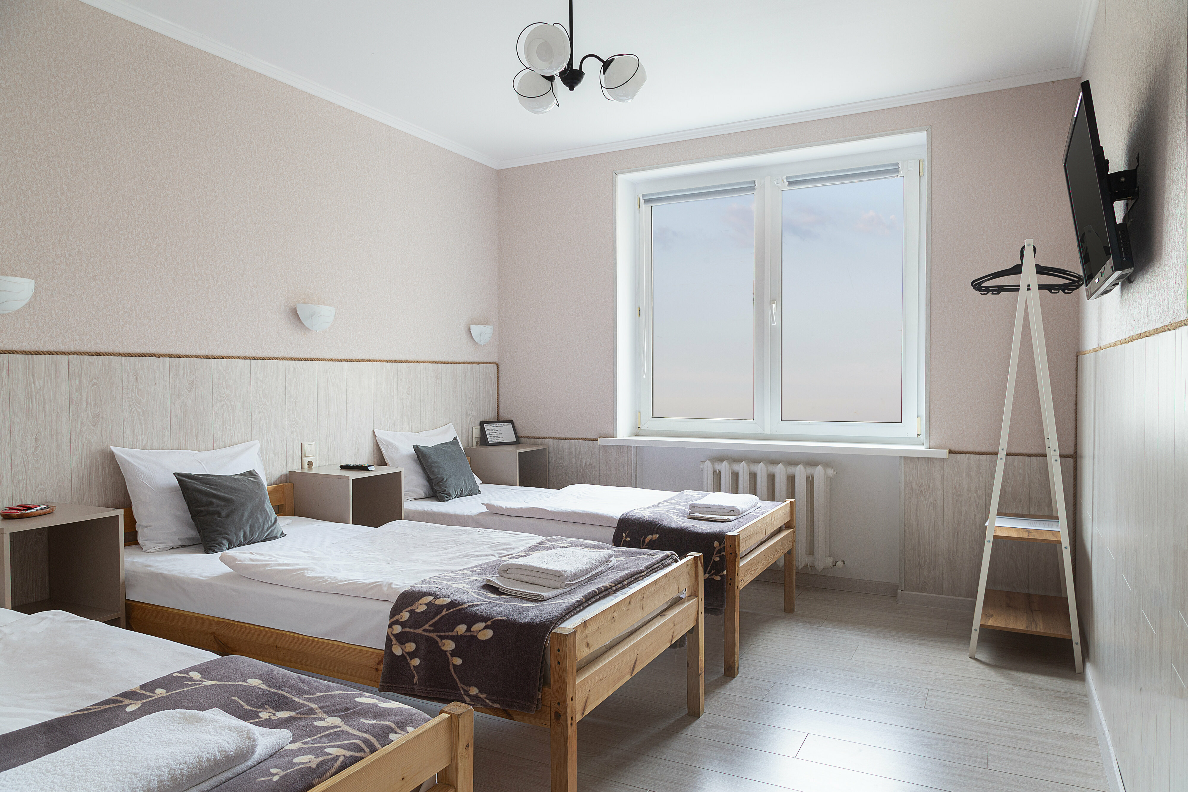 Трехместный номер эконом-класса с общей ванной комнатой