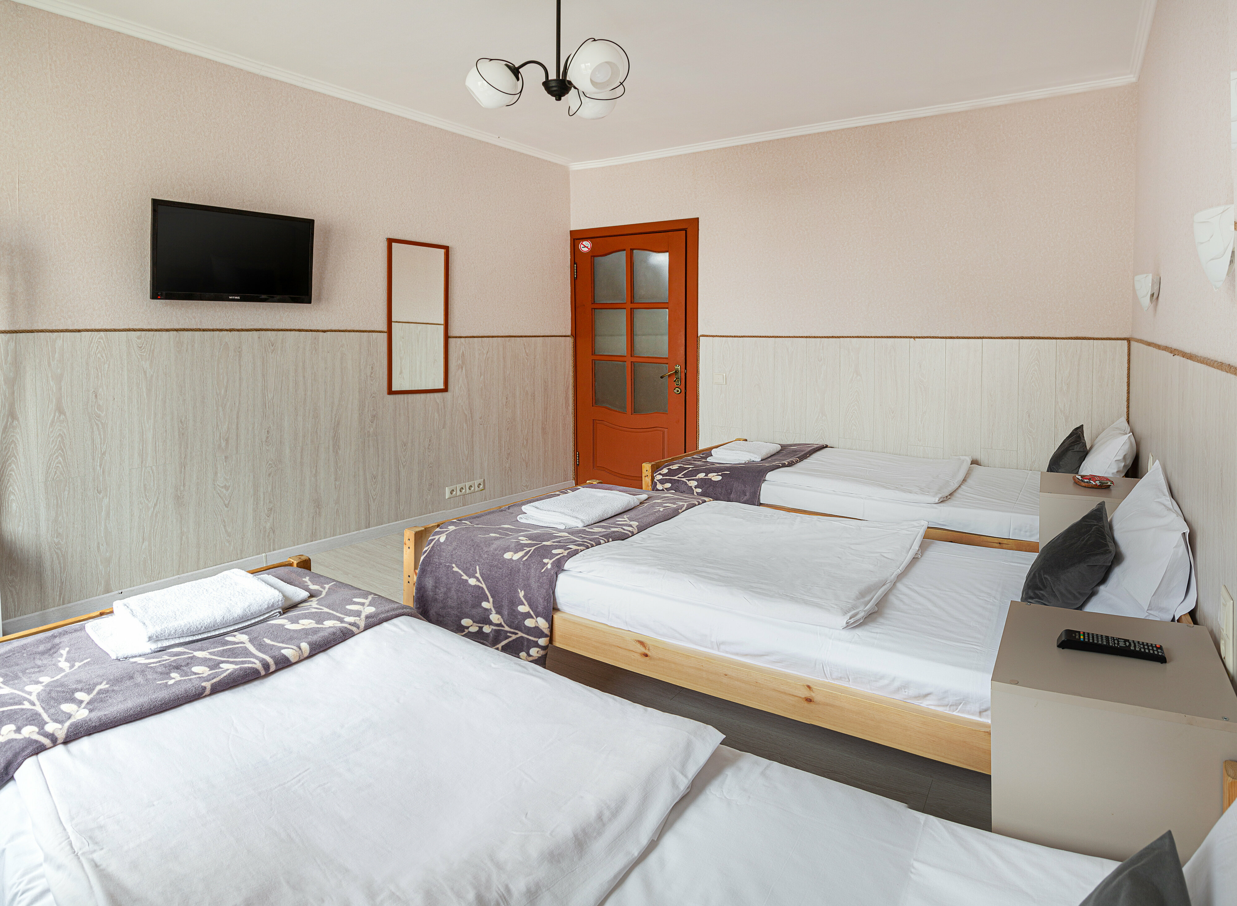 Трехместный номер эконом-класса с общей ванной комнатой