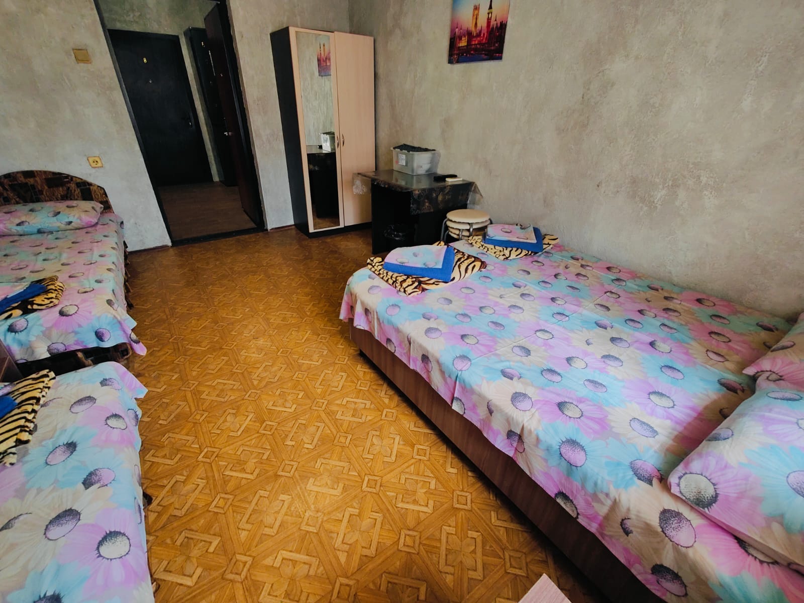 Семейный номер с общей ванной комнатой