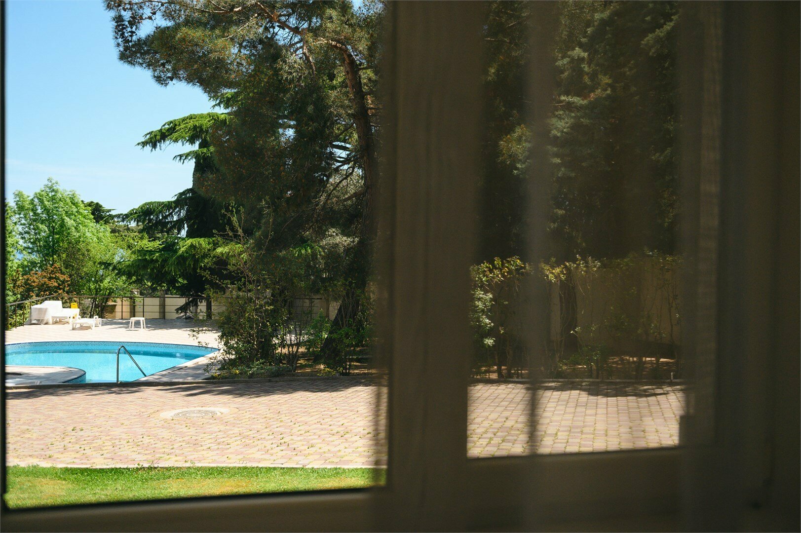 8 полулюкс с мини кухней,1 этаж