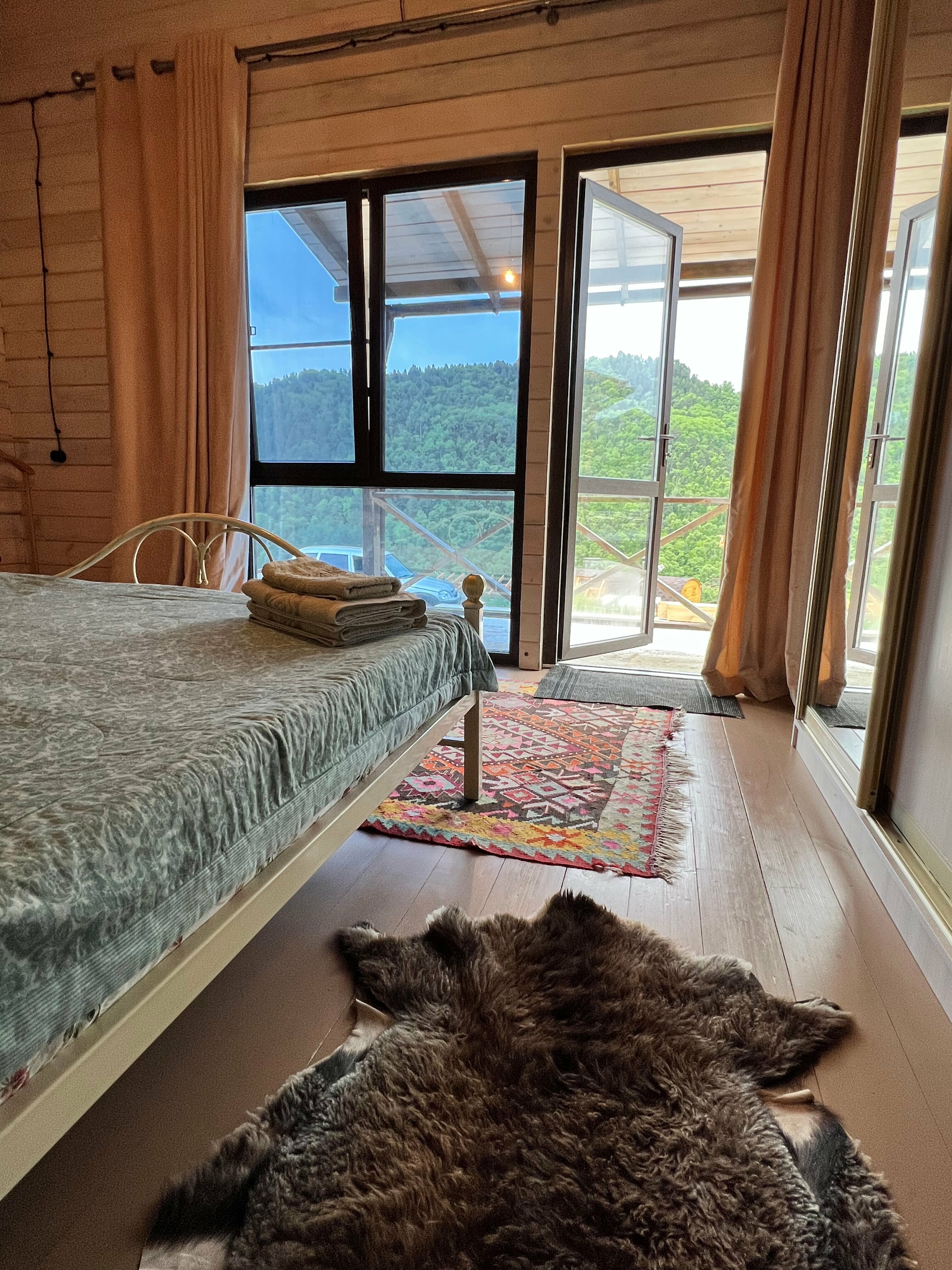 Трехместный номер с видом на горы