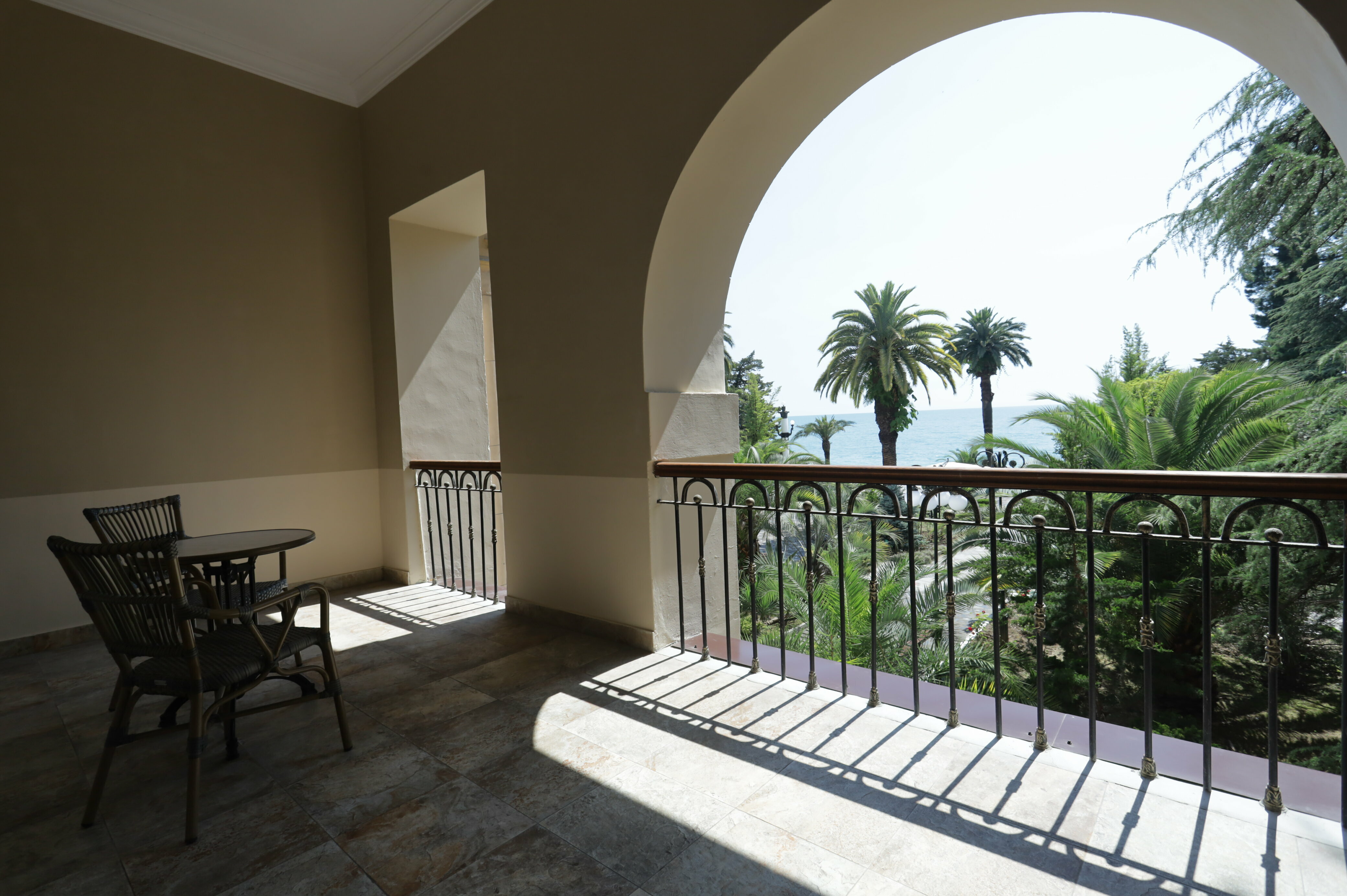 Сьюит двухкомнатный  с балконом и видом на море. Главный корпус 5*