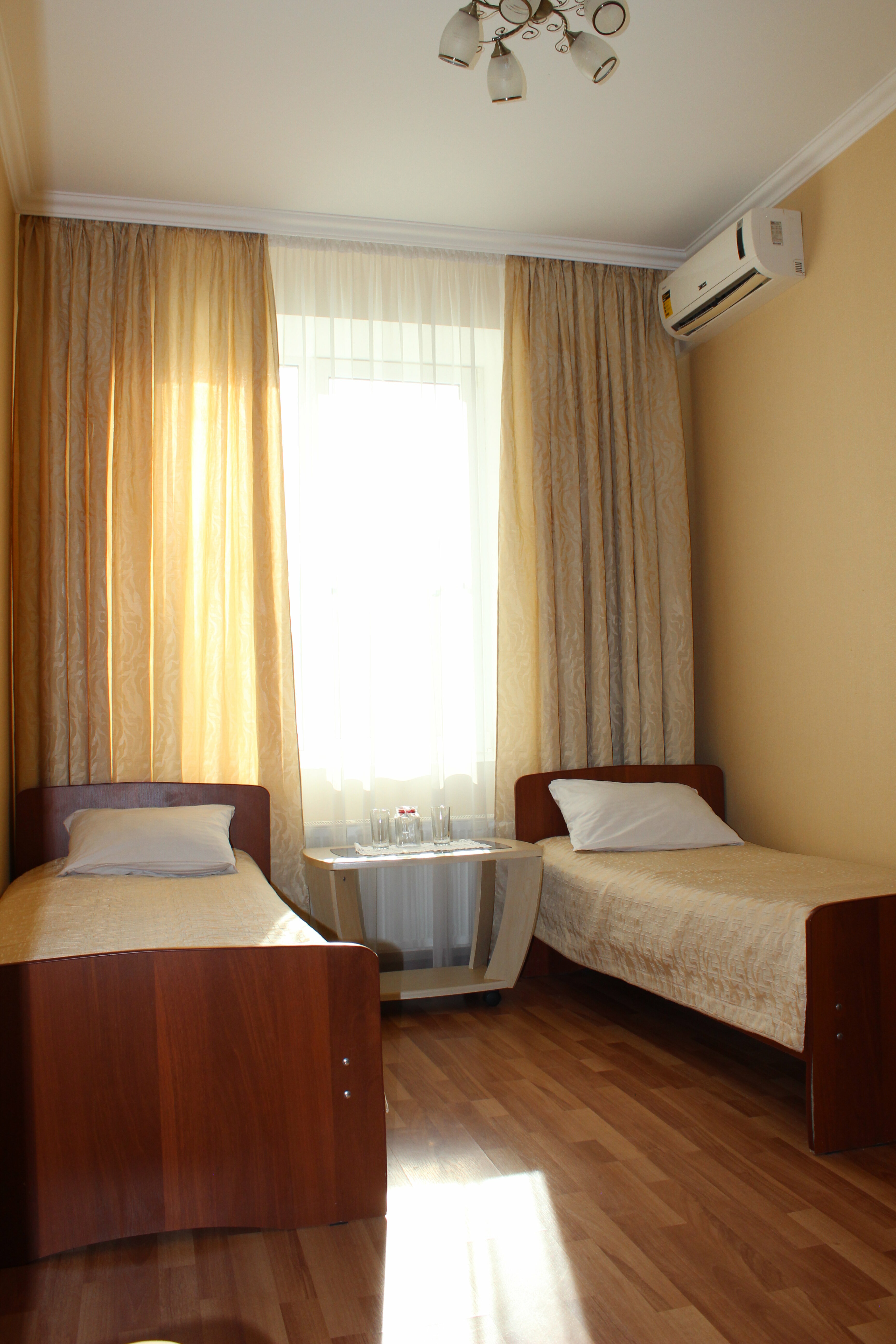 Двухместный номер с 2 отдельными кроватями и общей ванной комнатой