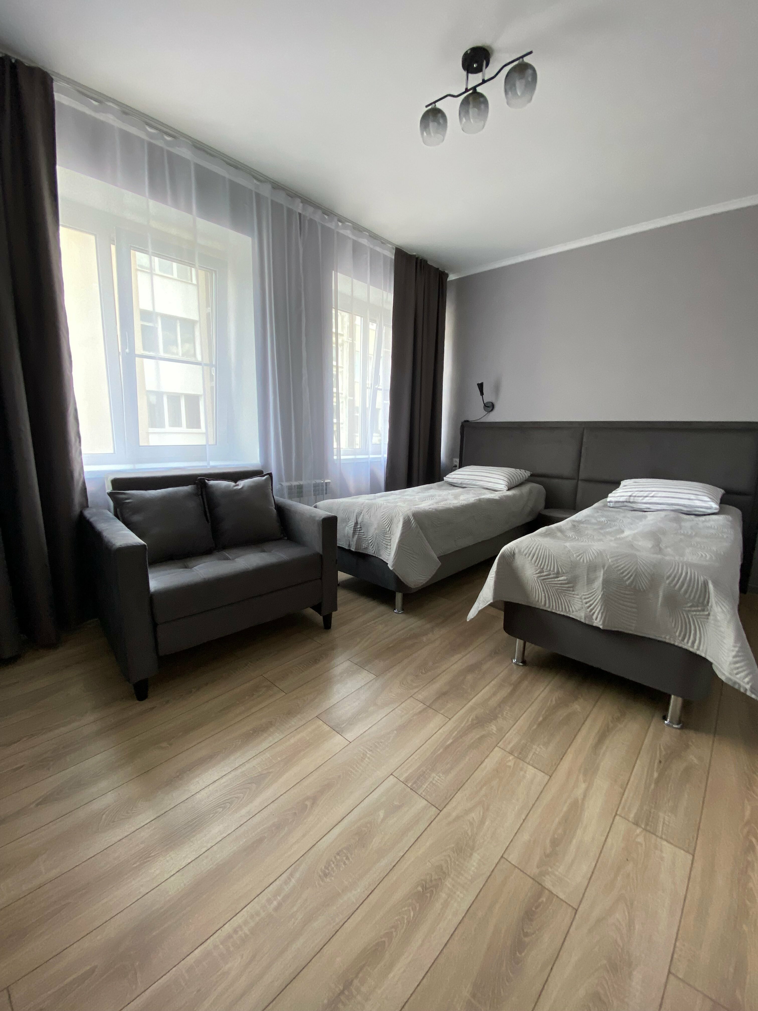 Трехместный номер с ванной комнатой на два номера