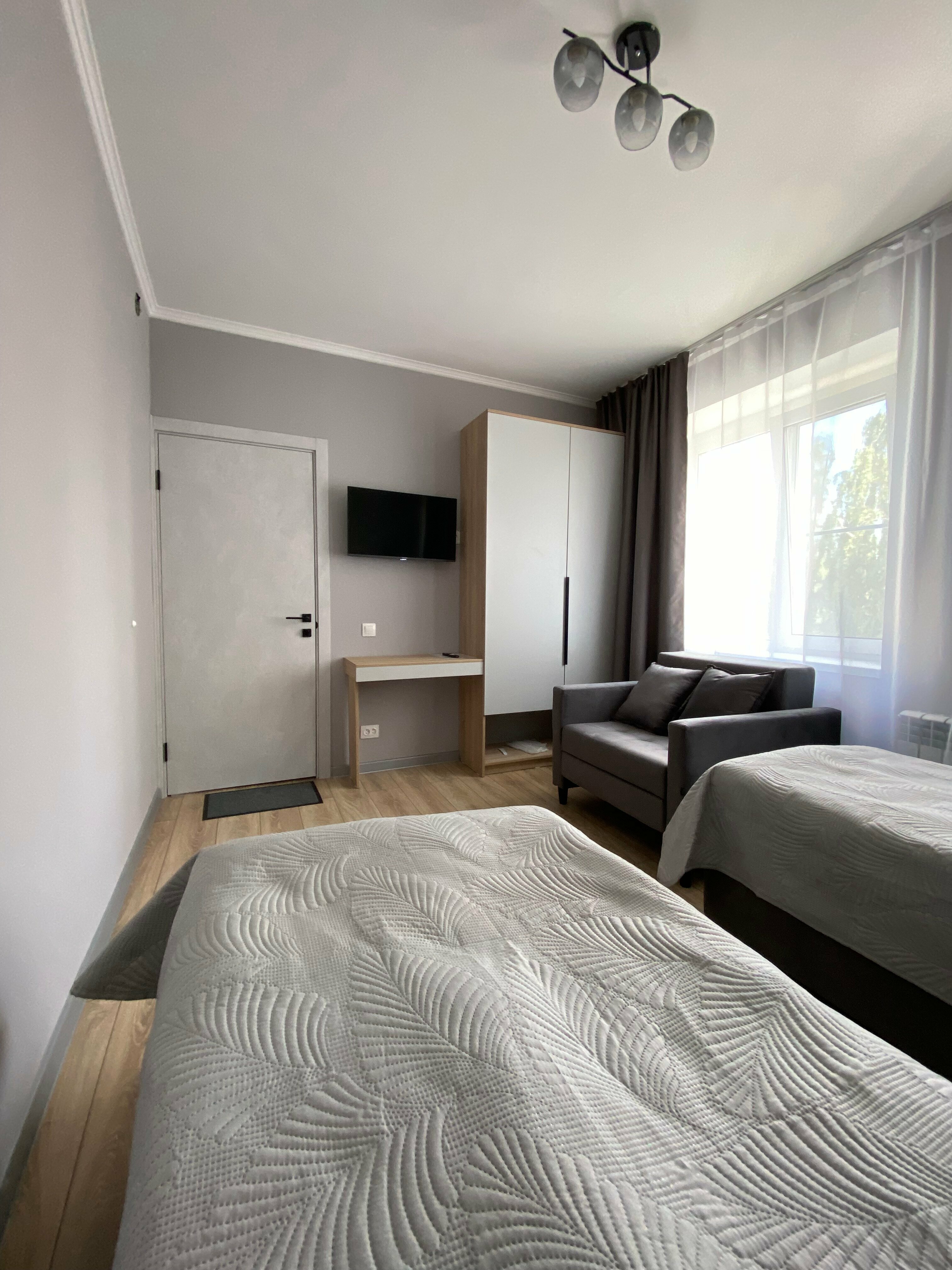 Трехместный номер с ванной комнатой на два номера