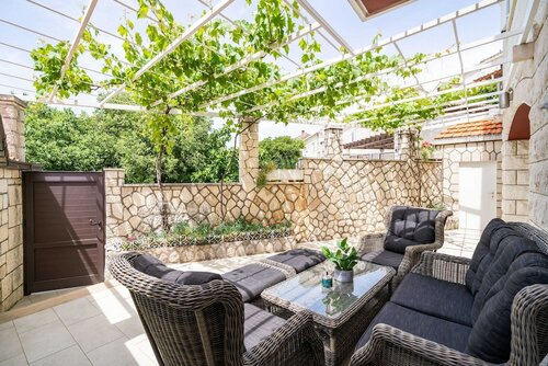 Коттедж (Four-Bedroom House with Terrace) в Holiday Home King