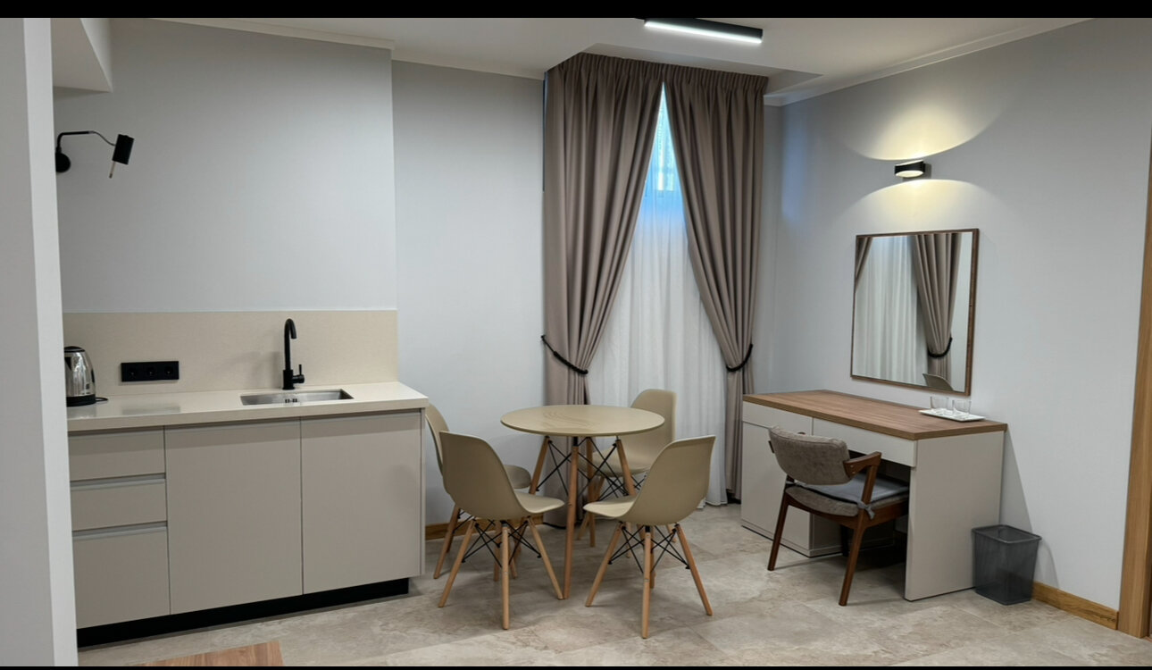 Семейный номер на цокольном этаже (с окнами)