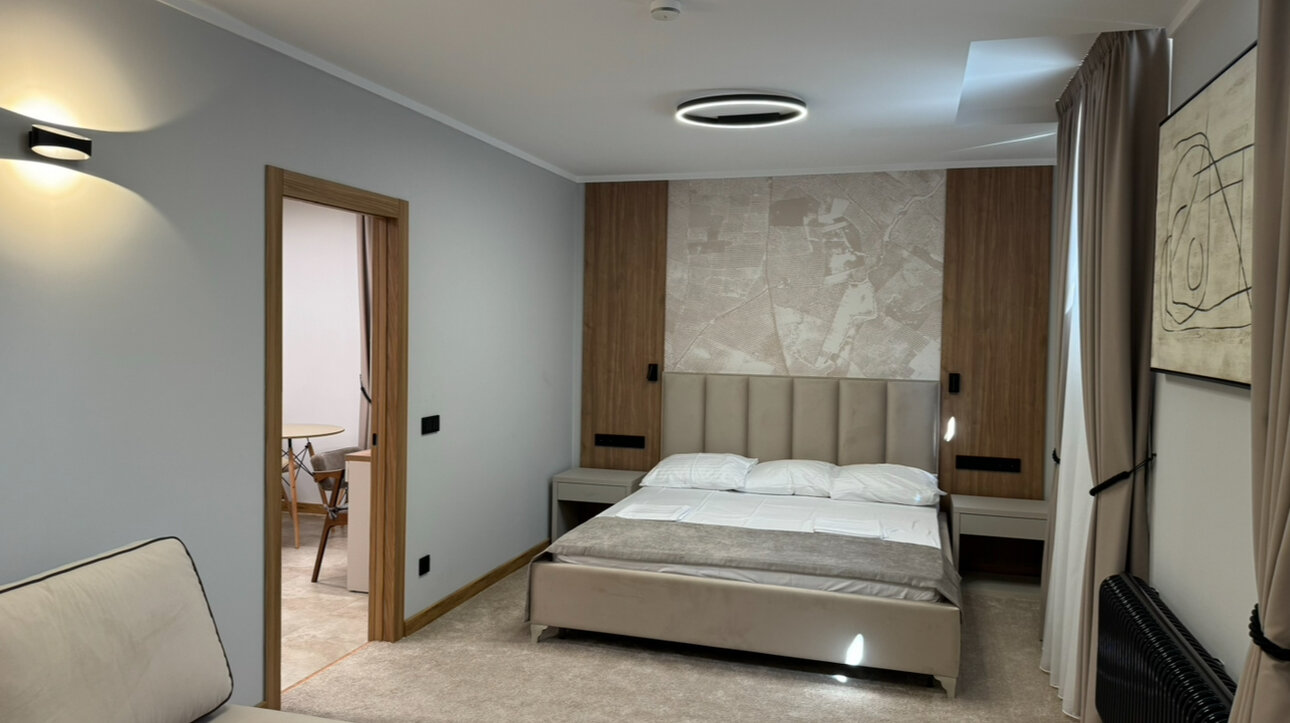 Семейный номер на цокольном этаже (с окнами)