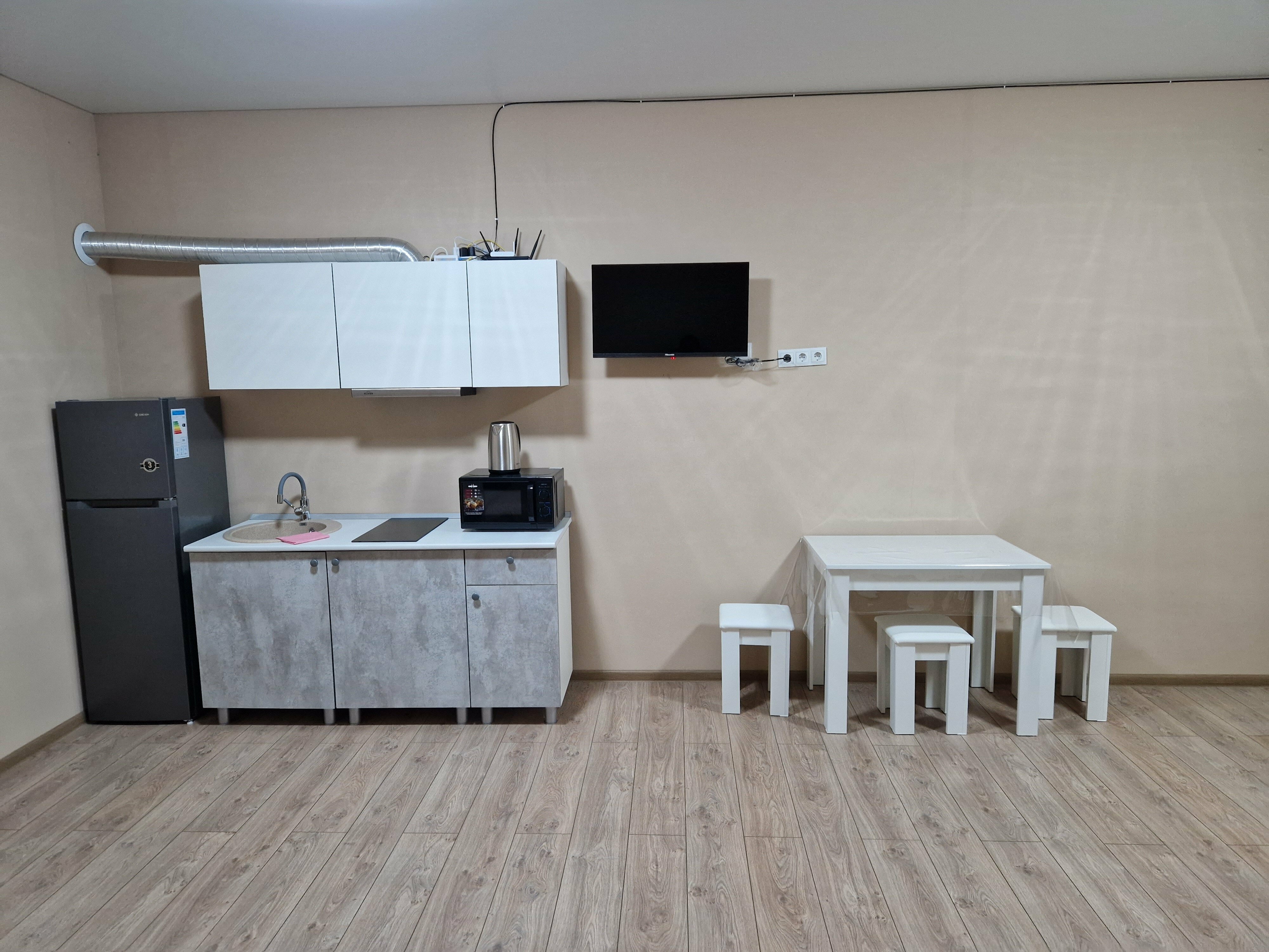 Трехместный номер с основными удобствами и общей ванной комнатой