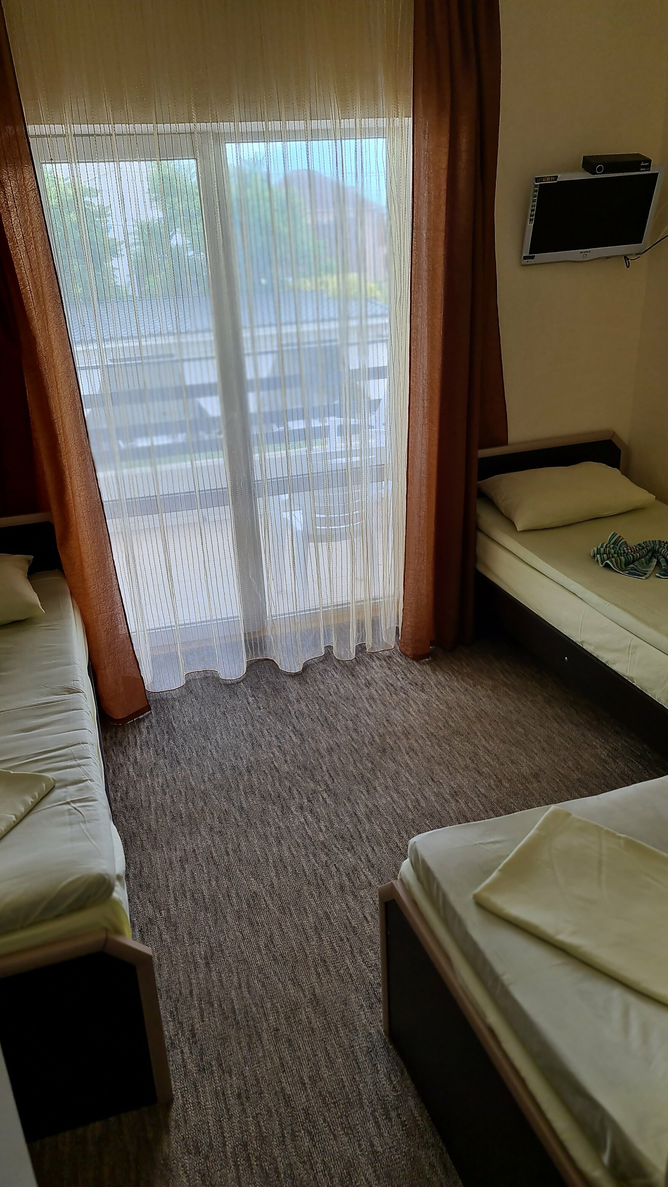 Трехместный номер с балконом