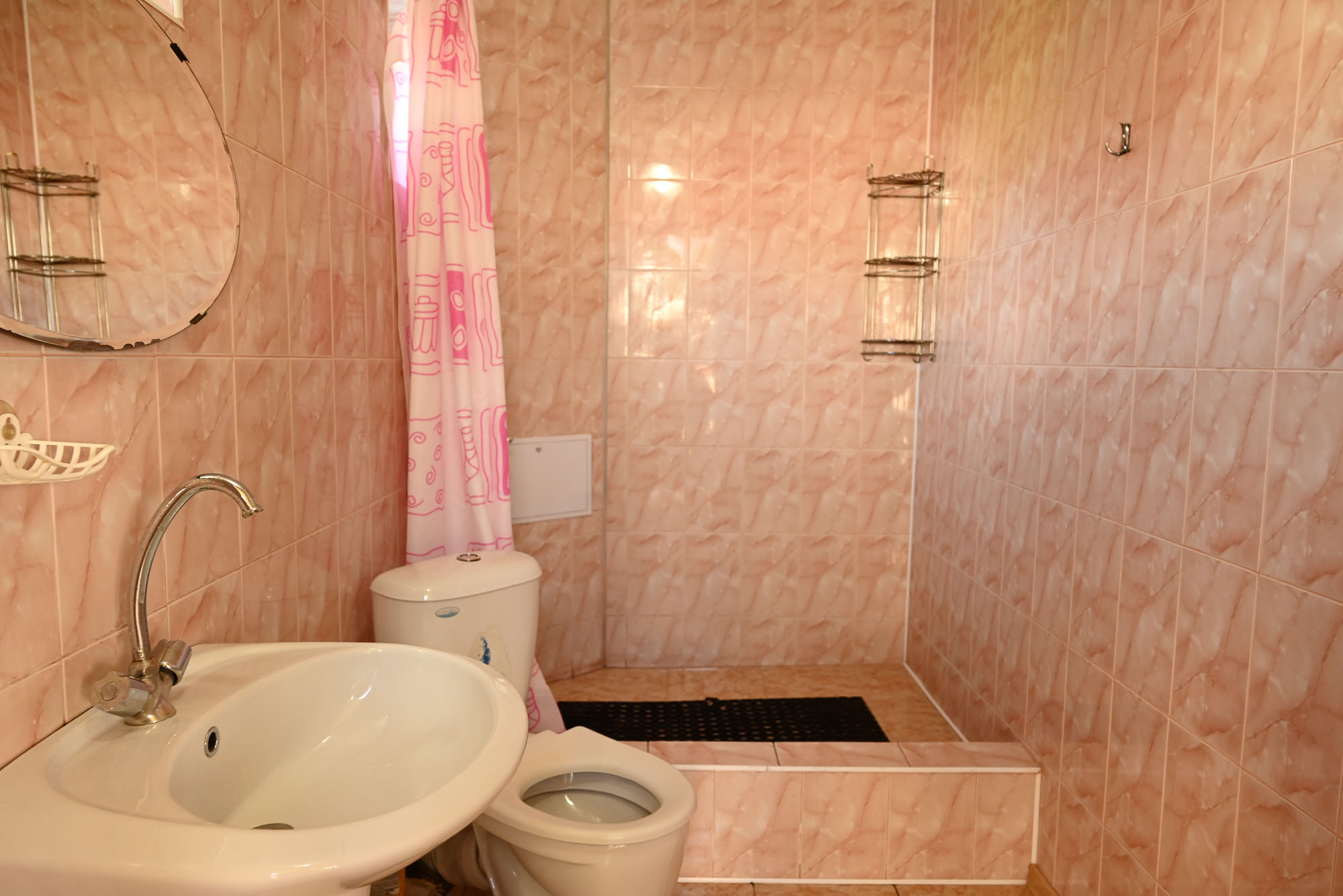 Двухместный номер с 2 отдельными кроватями и общей ванной комнатой