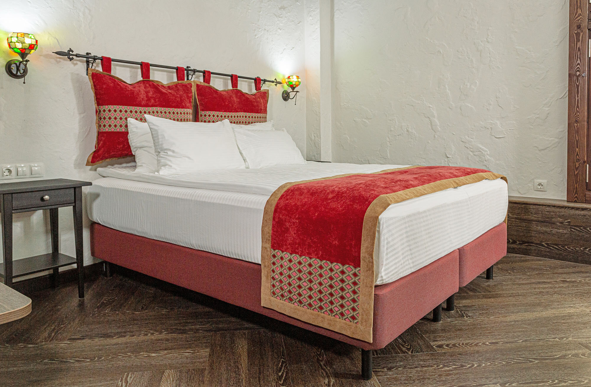 Большой двухместный номер  - цокольный этаж (с окнами)