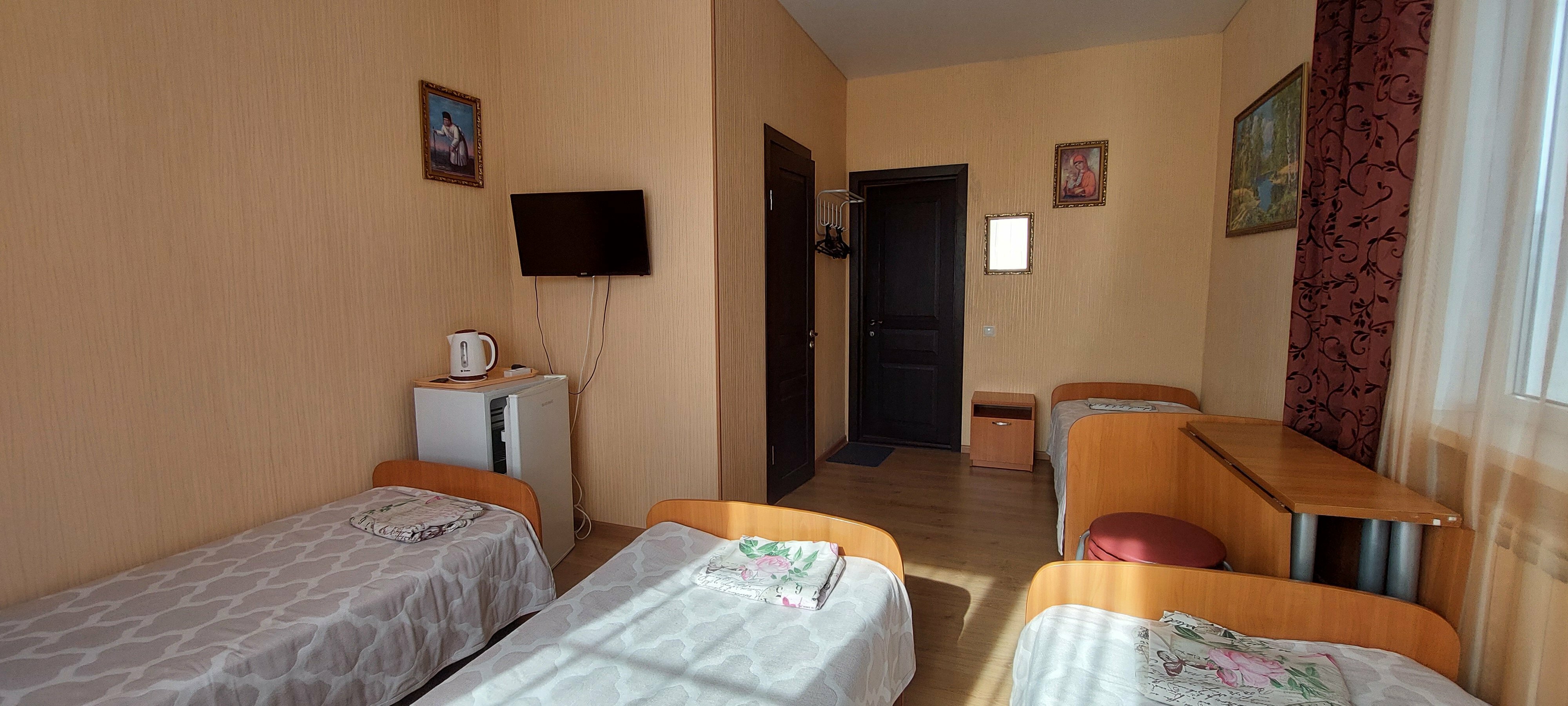 Четырехместный номер с ванной комнатой