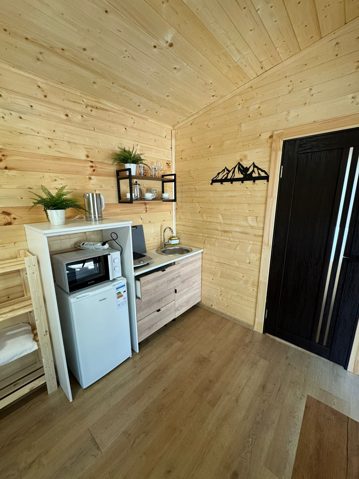 Домик 3 (двухместный номер с 1 кроватью с видом на озеро)