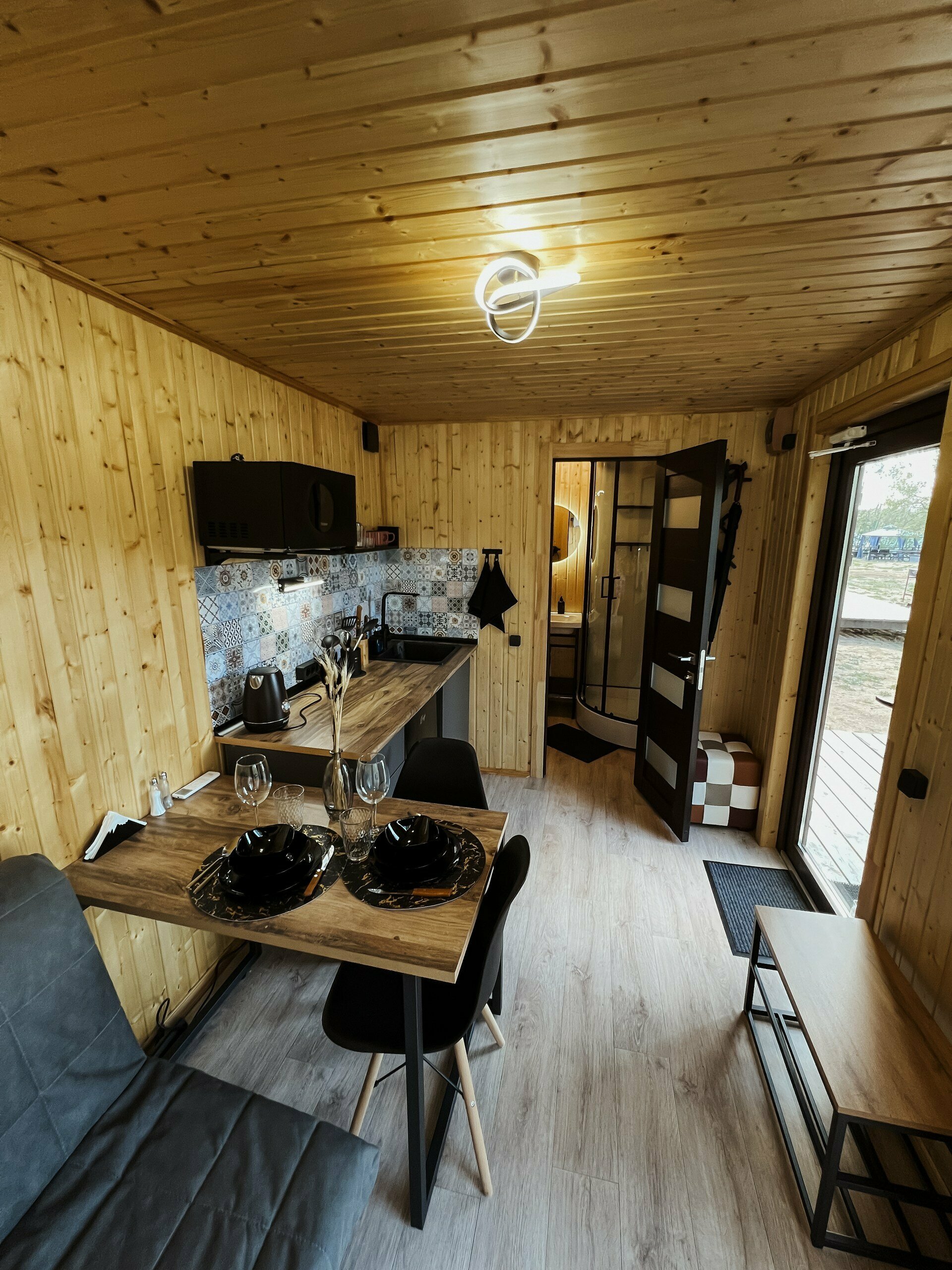 Домик с террасой на крыше у воды