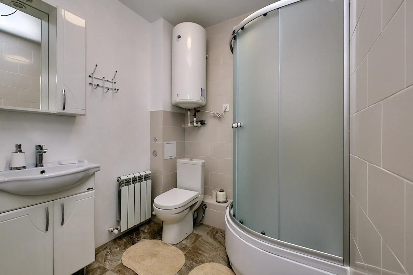 Трехместный номер «Комфорт» с душем