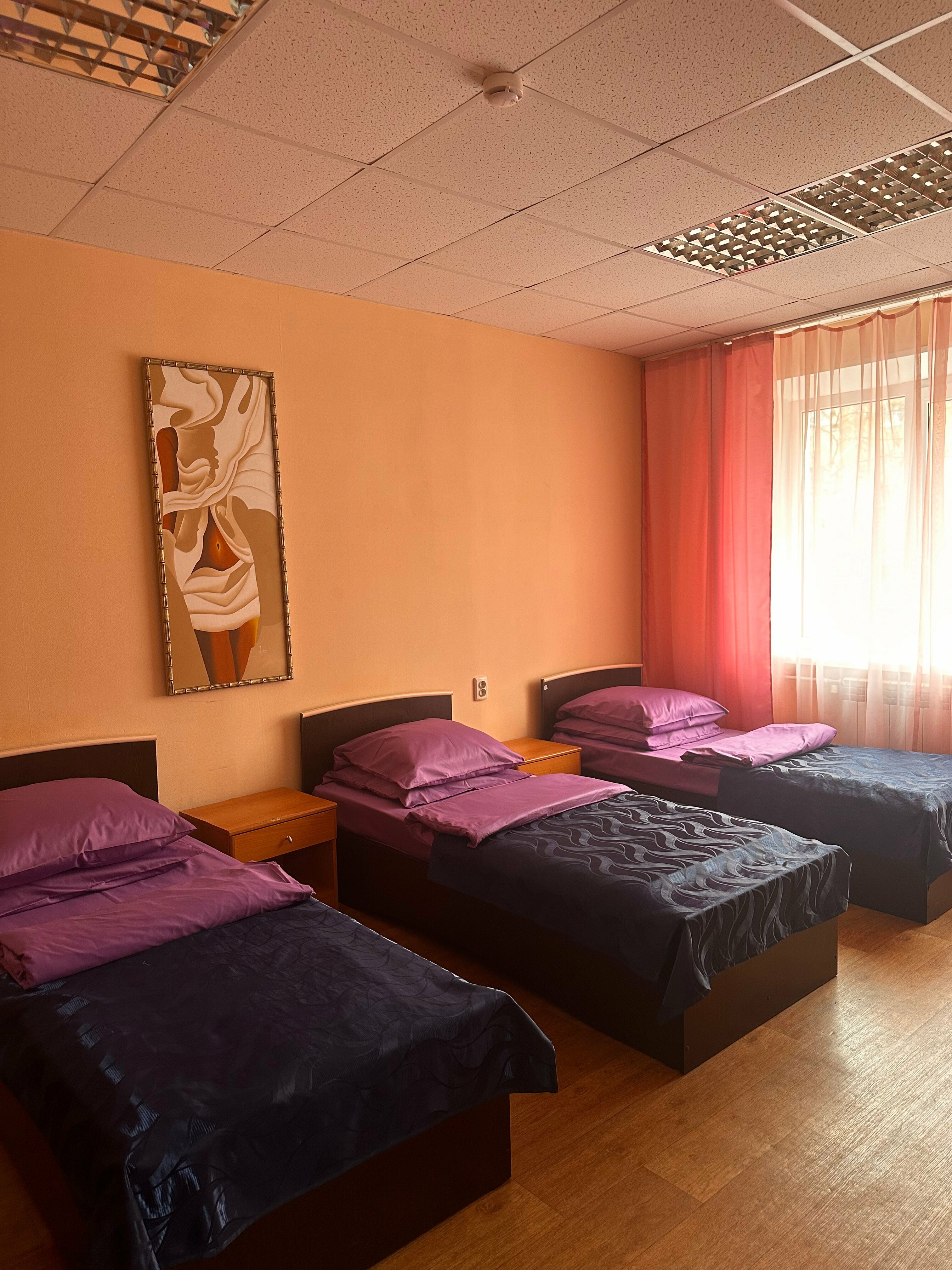 Трехместный номер с общей ванной комнатой