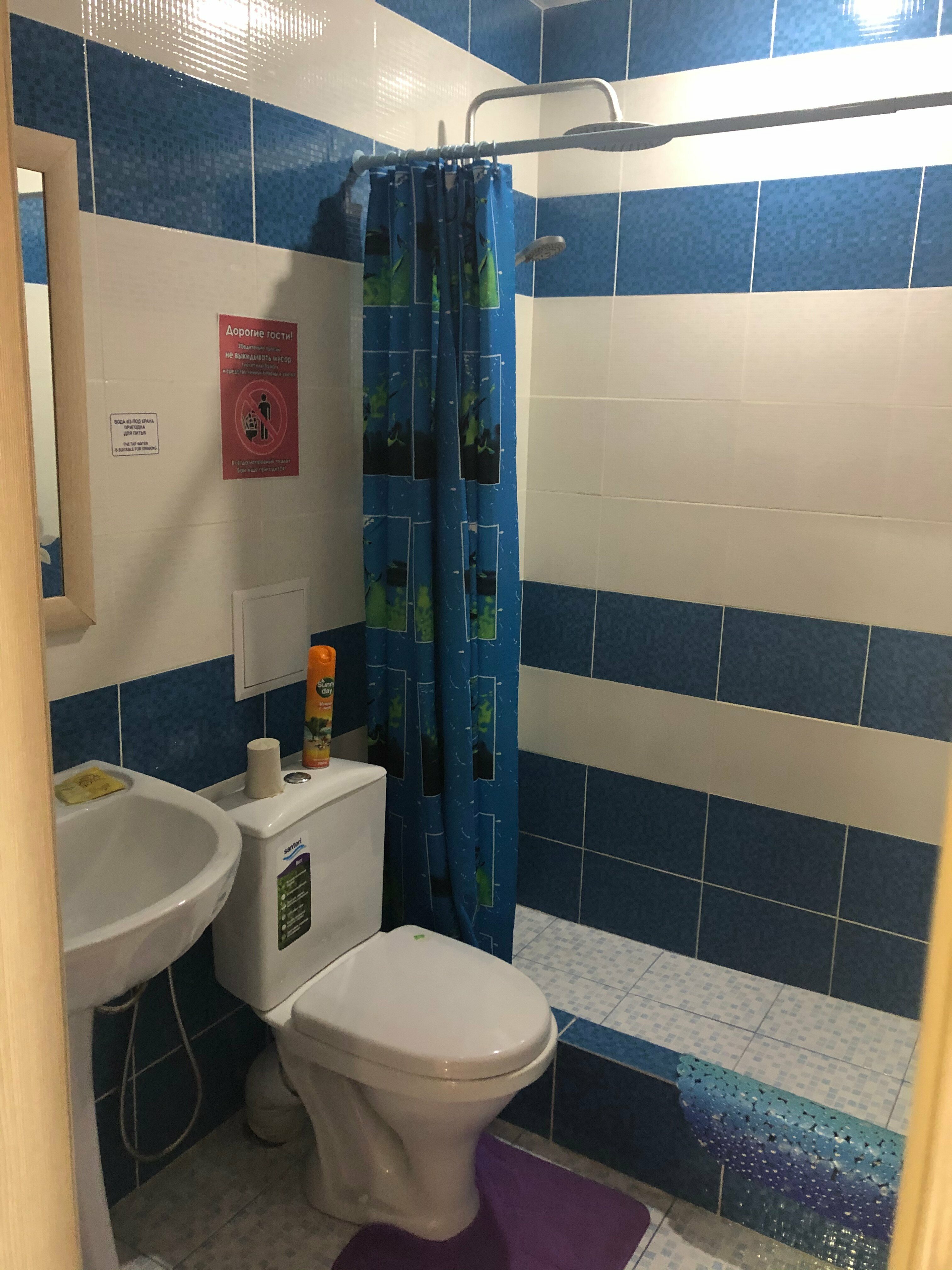 Трехместный номер с собственной ванной комнатой